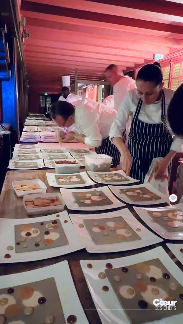 Quelques images de l’envoi du dessert de @floconsdesel par @emmanuel.renaut,  @vincentnadine73  et Vanessa, pour le dîner organisé à l’ @abbaye_de_collonges par @lesgrandestablesdumonde , à l’occasion des Rencontres de Lyon. 
.
Il faisait un peu sombre, au premier étage de la mezzanine, mais c’était une vraie fourmilière bien organisée pour aider La Team Flocon ❄️ à dresser son tableau de montagne. 
.
#lecoeurdeschefs #lesgrandestablesdumonde #flocondesel #abbayedecollonges #emmanuelrenaut