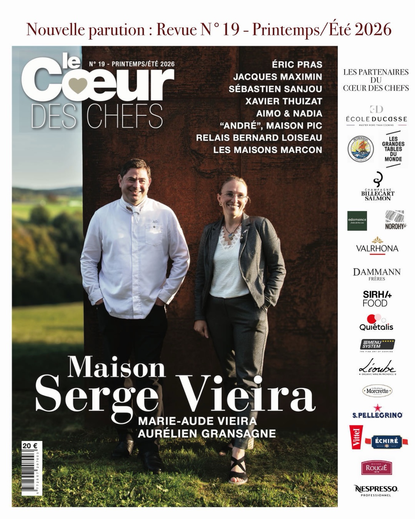 À l’instant où ce post apparait sur votre fil, @marieaudevieira et @aurelien.gransagne sont en train de dévoiler la couverture de la revue @lecoeurdeschefs numéro 19. En ce moment-même, nous sommes tous réunis autour d’eux au @relaischateauxsergevieira à Chaudes-Aigues, au coeur du Cantal, dans la maison que Marie-Aude et Serge ont construit et qui n’a pas fini de briller. 
.
En choisissant cet endroit pour notre événement annuel, on n’était pas sûrs qu’il fasse beau et on s’en fichait complètement : on a « Chaudes-Aigues au Cœur ! » On voulait amener tout le monde ici pour prendre la mesure de cette aventure déterminée qui pousse toute l’équipe de Marie-Aude et Aurélien à revendiquer ce territoire et à le faire vivre avec eux, autour d’eux. Vive le Cantal !
.
En lisant l’édito sur le site, vous saurez aussi pourquoi la revue a été augmentée de 16 pages et pèse maintenant près de 600 grammes ! Parce qu’un cahier de seize pages, ça ne tombe pas du ciel… Comme dirait @alainducasse , « c’est une décision ! ». On vous laisse lire ça dans l’article « Le Coeur des Chefs, parution de la Revue Numéro 19 » (RV sur le site : lien en Bio, derniers articles à la Une.)
.
Voici donc le sommaire de notre revue semestrielle Le Cœur des Chefs Numéro 19, Printemps/Été 2026 : on vous dit où on vous emmène ? 
.
À Saint-Bonnet-le-Froid pour les années en 5 des @lesmaisonsmarcon_officiel et à Saulieu pour les 50 ans du @bernardloiseau . À Milan chez @negrinipisani_chef Alessandro et Fabio, le duo fraternel d’ @aimoenadia . À Valence dans la nouvelle cuisine d’« @annesophiepic . À Paris avec @xavierthuizat et @sebastiensanjou pour un pairing mets & thés à la @maison.villeroy . À Chagny chez @ericpras_officiel à la @maisonlameloise . Enfin, nous nous sommes glissés dans une masterclasse de @jacquesmaximin à @ecole_ducasse . Un régal ! 
.
👉 Les revues partent cette semaine vers nos abonnés et nos diffuseurs, les maisons de l’itinéraire « La Route du Cœur » qui partagent la revue avec leurs équipes et leurs clients. 
Vous nous dites quand vous la recevez ?
.
Nous ne sommes pas en kiosque ! Commandez la revue en ligne !
#lecoeurdeschefs #revue #gastronomie #sergevieira #editionculinaire