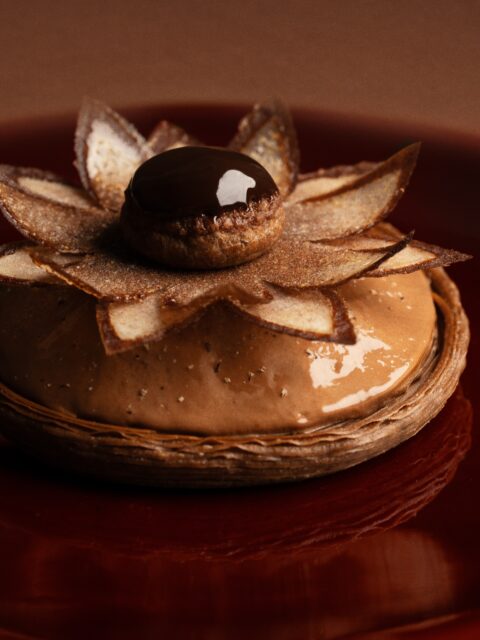 Recette racontée : « La passiflore Guanaja » de @mathieuroisin , chef formateur à l’école @valrhona Paris, @valrhona_47ruedesarchives 
.
La passiflore, c’est un dessert qui rend hommage au Guanaja en le twistant avec l’acidité du fruit de la passion : un coup de frais à ce « tout chocolat ». La passiflore cache bien son jeu : Pâte levée feuilletée, pâte à chou, crémeux, siphon, streusel et opalines ! Mathieu nous détaille son montage complexe qui amène une somme de textures et de techniques pour mettre en valeur sa couverture préférée.
.
« On commence par préparer les opalines «passiflore » sur une plaque avec deux préparations : la pâte à cigarettes chocolat pour dessiner le tour des pétales et le mélange sucre-grué de cacao au centre. On passe les tuiles à four chaud. Dès que le sucre fond, on les décolle gentiment, on les place dans des petits moules et on les repasse à four chaud pour qu’elles fondent et se creusent légèrement : ainsi, elles sont galbées. »
.
« On réalise une pâte levée feuilletée tout cacao, des choux chocolat, (pâte cacao, craquelin au Guanaja), garnis de crémeux intense au Guanaja puis glacés. On prépare aussi un streusel pressé au praliné noisette avec de l’éclat d’or (brisures de fines crèpes croustillantes) et lié au Guanaja »
.
« Dans l’assiette, on dépose un anneau croustillant réalisé avec la pâte levée feuilletée, et on place le streusel à l’intérieur. On poche dessus un sorbet aux fruits de la passion, que l’on recouvre de siphon « tout Guanaja » lissé à la spatule coudée. Mettre un coup de moulin à poivre de baies de passion et fleur de sel. On termine avec deux opalines et on dépose le petit chou dans son cœur. »
.
Pour fêter les 40 ans de Guanaja, les pâtissiers et chocolatiers partagent leurs recettes avec @lecoeurdeschefs . @mathieuroisin nous confie sa fiche technique de la Passiflore ! 
.
👉 RV sur le site lecoeurdeschefs.com (Lien en bio : Derniers articles à la Une.)
.
©Photos agence Magnétisme
#lecoeurdeschefs #mathieuroisin #valrhona #guanaja #ecolevalrhona
