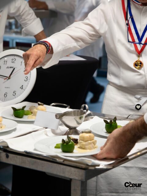 Artichaut et ris de veau, c’est fait ! Quelques images des envois du MOF classe Cuisine à Nice : l’artichaut/flan de moules et billes de seiche, puis le ris de veau « à blanc, sans coloration », langoustine et ail noir. 
.
350 candidats s’étaient présentés lors de la qualif A en mars de cette 28ème session de l’examen « Un des Meilleurs Ouvriers de France », ils n’étaient plus que 166 pour cette qualif B, répartis dans neuf centres : Blois, Clichy, Dinard, Grenoble, Le Touquet, Nice, Strasbourg Illkirch, Thonon et Toulouse. 
.
Ici en images, les épreuves niçoises se sont déroulées au @lycee_jeanne_paul_augier sous la présidence de Jean-Marc Delacourt avec 8 candidats mardi 5 et huit autres mercredi 6 mai 2026.
.
#lecoeurdeschefs #MOF #MOFCUISINE #gastronomie #meilleursouvriersdefrance