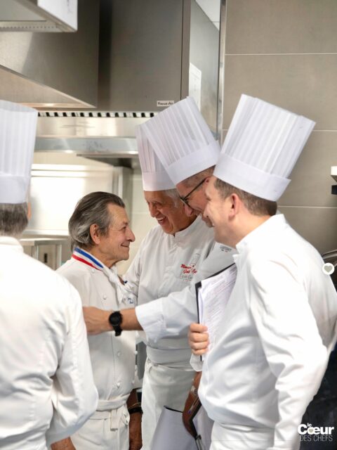 Immersion dans le MOF Cuisine pour les Qualif B des @meilleursouvriersdefrance @coetmof : @jacquesmaximin est venu rejoindre le jury cuisine réuni par le Président des épreuves de Nice, @jeanmarcdelacourt au @lycee_jeanne_paul_augier .
.
Si le jury dégustation évalue le goût et la netteté des assiettes, le jury cuisine gère toute la partie préparatoire : il y a le timing bien sûr, l’organisation, la propreté, la maîtrise des techniques, mais aussi un « esprit de responsabilité environnementale » : autrement dit, avant de jeter quoi que ce soit, tu passes ton bac gastro devant @michelkayserofficiel ou @sergechenet . De leur côté, @sebastiensanjou et @roucheteau font équipe sur l’observation du ris de veau. 
.
Et puis il y a la main de l’ouvrier. Avec l’emporte-pièce, c’est net et sans bavure. Mais le MOF, c’est la mise à l’honneur du geste. Le coup de couteau. La manière de tourner les artichauts et de parer son ris de veau. 
.
Jean-Marc Delacourt est le chef d’orchestre : au passe, il vérifie que le candidat ait envoyé dans les temps, lui fait signer sa feuille d’émargement et le laisse repartir dans son poste pendant que l’équipe du Lycée emporte les plateaux dans la salle de dégustation : aucune communication possible entre les deux jurys, cuisine et dégustation. Ils se retrouvent ensemble uniquement le 6 mai au soir, à la fin des épreuves.
.
Pendant les 4H00, on évalue aussi la manière dont chaque candidat a géré le commis tiré au sort en l’emmenant avec lui dans ses épreuves, en lui faisant passer les consignes et en le remerciant quand c’est fini.
Parce-qu’être l’Un des Meilleurs Ouvriers de France, c’est placer la transmission au premier plan.
.
Également dans le jury cuisine, @dominiquelory @jeanlucrouyer @garaultjoel1955 …
#lecoeurdeschefs #MOF #MOFCUISINE #gastronomie #meilleursouvriersdefrance