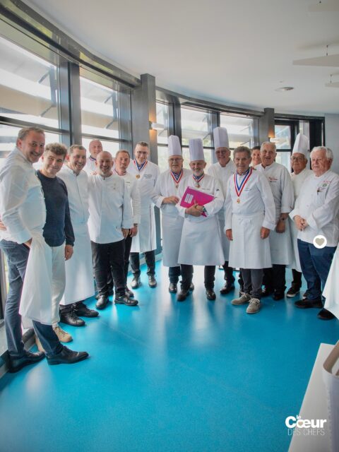 Mission terminée ! Les qualif B du @meilleursouvriersdefrance Cuisine ont eu lieu au Lycée Paul Augier de Nice . Au bout de ces deux jours, les deux jurys (cuisine et dégustation), sont enfin réunis après leurs délibérations respectives, chacun dans sa partie.
.
Ils sont presque tous sur cette image autour deJean-Marc Delacourt, Président du jury des épreuves de Nice : @sebastiensanjou , Franck Cerutti,  @dominiquelory , @gachet_louis @gaelflaveur , @tommeyer_ , @roucheteau , @sergechenet , @philippe.joannes @michelkayserofficiel , Jean-Marc Delacourt, @juliangentaire , @garaultjoel1955 , Jean luc Rouyer et @janygleize … (Il manque notamment @florenciamontes_  et @lucgamel , que l’on retrouve en photo à la table du jury.)
.
@philippe.joannes drivait les deux jurys dégustation, artichaut et ris de veau. Chacun a goûté les plats, seul entre deux paravents, puis les jurés se sont réunis pour délibérer. 
.
👉 Demain, on vous emmène en cuisine ! Dans le prochain post, le jury cuisine rejoint par @jacquesmaximin,  les équipes du Lycée, les jeunes à la plonge et l’ambiance studieuse autour des huit candidats du premier jour : et les billes de seiches, on en parle ? 😉
.
🔥À noter, dans le cadre de notre accompagnement du MOF au long cours, on travaille depuis quelques temps sur plusieurs sujets et notamment les débuts de cet examen avec les fondations solides d’Albert Lebrun il y a plus d’un siècle : « Tout était bien pensé depuis le départ », m’explique Bérengère Noël, Secrétaire Générale Adjointe du @coetmof . Un sujet à suivre, donc !
. 
Et pour ceux qui en veulent encore, je vous rappelle que nous avons réalisé un dossier « Finale MOF Cuisine au Touquet » dans la revue lecoeur Numéro 5 et un dossier « Finale MOF Grenoble » dans le Numéro 13.
.
#lecoeurdeschefs #MOF #MOFCUISINE #gastronomie #meilleursouvriersdefrance