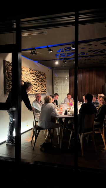 L’événement annuel du Coeur des Chefs dans le Cantal, au @relaischateauxsergevieira , jour 1 !
Les préparatifs : Marie-Aude calcule l’emplacement des tables dehors pour demain parce qu’il va faire beau ! (Ah oui, on a décidé ça…) 
.
Ensuite Jean-Phi repère les photos à prendre dans les bottes de paille, on a rempli 170 sacs avec tous les cadeaux de nos partenaires, on a monté le kakémono, branché les micros au cinéma pour les échanges de demain matin, et après ça…. on a commencé à profiter de vous : au Before, pour le grand menu d’Aurelien, Marie-Aude a bien voulu pousser les murs… il y avait du monde partout et c’était BEAU !
.
On redémarre demain, accueil café 9h00, on démarre les tables rondes « reflexion » à 9h30 au cinéma de Chaudes-Aigues !
.
#lecoeurdeschefs #evenementannuel #maisonsergevieira #cantal #reflexion