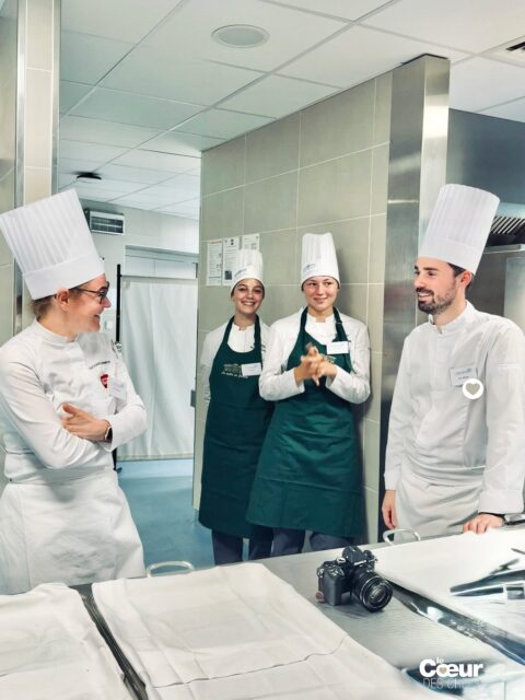 Les jeunes du @lycee_jeanne_paul_augier de Nice chargés de la plonge pendant les Qualif B du MOF cuisine étaient à la meilleure place pour sentir l’ambiance de l’examen : certains sont chauds pour le tenter (dans quelques années…😉) 
.
De leur côté, les enseignants étaient postés au passe pour veiller à l’envoi des plateaux.
Pour les élèves qui amènent les assiettes au jury dégustation, une expérience inoubliable !
. 
@meilleursouvriersdefrance @coetmof @jacquesmaximin @alainducasse 
#lecoeurdeschefs #MOF #lyceehoteliernice #gastronomie #meilleursouvriersdefrance