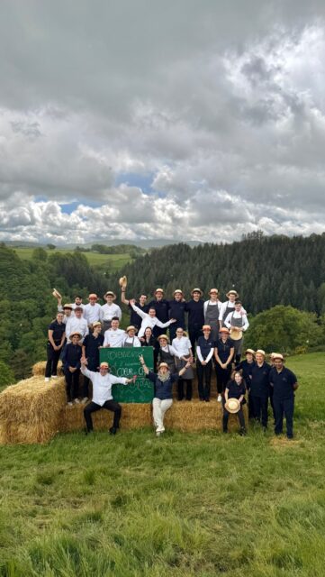 De l’accueil de Marie-Aude et Aurélien au château du Couffour, jusqu’à l’after à Sodade, voilà l’amitié qui nous rassemble.
.
Deux jours de folie pour l’événement annuel @lecoeurdeschefs au @relaischateauxsergevieira . Quelques images, mais d’autres arrivent vite. 
. 
L’accueil chaleureux du Cantal, des cœurs partout, la Maison Serge Vieira en ébullition, toute l’équipe sur les bottes de paille, les magnifiques tables de partage avec les victuailles amenées par les invités, et nos partenaires annuels à nos côtés pour vous rencontrer et vous régaler…
Et on a même mis Jean-Philippe sur l’aligot de l’Aubrac ! 
.
Merci à tous ! 
.
#lecoeurdeschefs #evenementannuel #maisonsergevieira #cantal #gastronomie