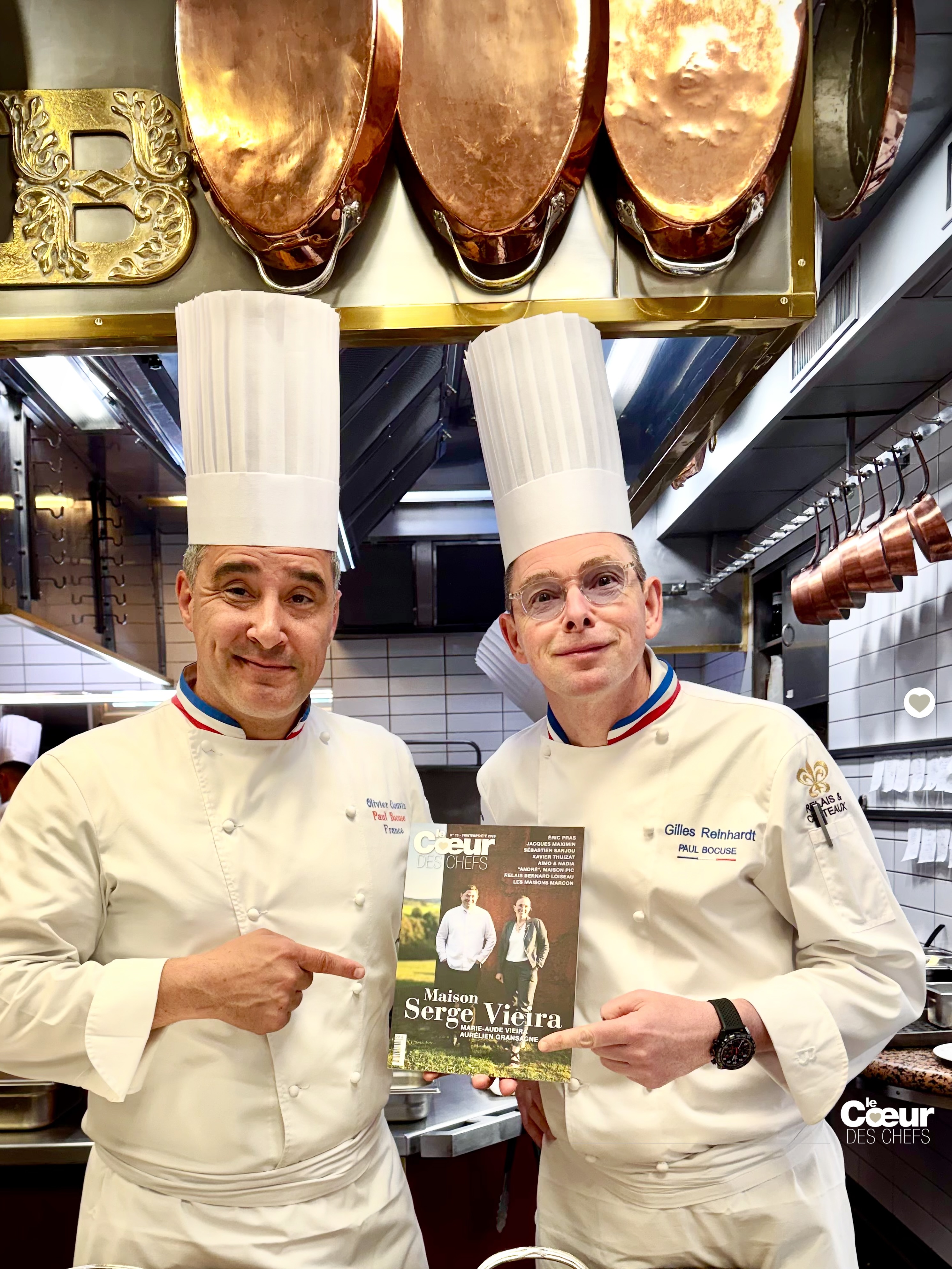 Elles arrivent chez vous ! Vous nous dites quand vous les recevez ? La revue @lecoeurdeschefs est arrivée dans la cuisine de @paul_bocuse_le_restaurant et elle est entre de bonnes mains, celles de @reinhardt.gilles et @olivier.couvin , nos meilleurs ambassadeurs de Collonges, accros à la transmission, qui vont la partager avec leur équipe ! (Je sens que le bridage « en grande entrée » va faire causer… 😂)
❓Et chez vous, elle est déjà sur le passe ?
.
Ce « nouveau coeur » pèse près de 600 grammes : beau bébé, non ? Depuis le dernier semestre, la revue s’est augmentée de 16 pages avec encore plus d’immersions, de réflexion et d’affection, chez @relaischateauxsergevieira @marieaudevieira @aurelien.gransagne @lesmaisonsmarcon_officiel @bernardloiseau @negrinipisani_chef , @aimoenadia  @annesophiepic  @xavierthuizat et @sebastiensanjou , @ericpras_officiel à @maisonlameloise @jacquesmaximin à @ecole_ducasse , et tant d’autres…
.
Les revues sont parties cette semaine vers nos abonnés et nos diffuseurs, les maisons de l’itinéraire « La Route du Cœur » qui partagent la revue avec leurs équipes et leurs clients. 
.
👉Envoyez-nous une photo de votre lecture, et dites-nous comment vous avez trouvé ce nouveau numéro ! 😘
.
#lecoeurdeschefs #revue #gastronomie #editionculinaire #chefs