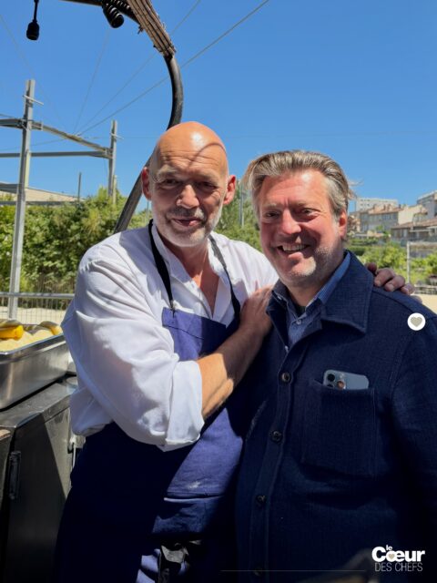 Du Liban à Marseille, on passe par Étretat, vous saviez ça ? Parce que @omarabodib n’oublie pas ses racines à Beyrouth, aussi profondes que celles du cèdre.
.
Que cet événement se passe avec la complicité de @emmanuelperrodin (ici avec Omar), avec les @lesgrandestables, à Marseille, et que @nadia.sammut soit de la partie pour évoquer les producteurs locaux de pois-chiche, tout cela était une évidence. 
.
Une construction logique qui s’imbrique entre paix et partage comme un taboulé bien vert sur une table de mezzés. Parce que le houmous, c’est un symbole de la Provence et de toute la Méditerranée. 
.
On a parlé houmous traditionnel, (mais il y a autant de recettes de houmous que de libanais…), de houmous betterave, de houmous falafel… mais aussi de houmous chocolat avec @serge_machaalany , le chef de @lebelamietretat à Étretat. 
.
Aujourd’hui, le parfum de la Méditerranée s’est mêlé aux embruns de la Manche. 
.
👉« In houmous we trust », Nourrir la paix, jusqu’à ce soir dimanche 17 mai à la @frichelabelledemai : ce soir un dîner solidaire en faveur du fond de dotation de @lecedre.solidarity et de l’association @mon.liban.azur 
.
#lecoeurdeschefs #lecedresolidarity #houmous #omarabodib #emmanuelperrodin