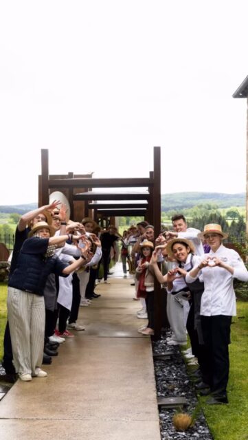 Les photos du Cœur en open bar ! Les photos de l’événement l’événement annuel @lecoeurdeschefs dans le Cantal au @relaischateauxsergevieira sont à votre disposition sur le site lecoeurdeschefs.com. En voici un (petit) échantillon…
.
👉Découvrez les galeries-photo du « before », du pique-nique, de nos partenaires, des tables rondes, mais aussi des coulisses. Dans toutes ces images, vous lirez l’affection qui nous lie. L’article raconte ces deux jours et vous donne les liens vers les réels pour les images qui bougent.
.
🔥Vous pouvez télécharger librement ces images et les partager sur vos réseaux (taguez @lecoeurdeschefs et @relaischateauxsergevieira ). Merci à Pierre, Alexandra et Camille d’avoir également partagé leurs photos pour les ajouter aux galeries ! Les copyright des photos sont déjà intégrés dans chaque image ( ©Pierre Soissons, ©Alexandra Battut/Agence Camille Carlier, ©LeCœurdesChefs)
.
👉Les galeries-photos de l’événement sont en libre accès sur lecoeurdeschefs.com (Lien en Bio : derniers articles parus)
.
♥️Merci à tous d’être venus, parfois de très loin !
Merci à nos partenaires annuels sans qui on ne pourrait pas imprimer une revue de cette qualité et à tous ceux qui nous ont aidés à accueillir la profession dans le Cantal ! 
.
À la Team du Cœur : Jacques et Martine, Héléna et Marilou, Ludovic et Caroline, Emilien,  Madeleine et Viviane !
.
Aux amis et artisans de la Maison Vieira qui ont tant participé, la mairie et la destination, la fleuriste et les producteurs, du maroquinier au sculpteur sur pierre de lave, et aussi Juju pour cette belle sculpture du Coeur en glace… et tant d’autres !
.
Merci à Marie-Aude, Aurélien et toute l’équipe de la Maison Serge Vieira d’avoir accueilli cet événement qui est toujours un joyeux bazar pour l’équipe qui reçoit : mais pour nous, c’était capital d’emmener tout le monde ici, de vivre ce grand moment chez vous, de soutenir cette magnifique histoire qui se poursuit et de penser à Serge. 
.
On vous aime fort, poursuivez cette belle histoire, on sera toujours là pour vous.
.
Bon et maintenant on s’attaque au