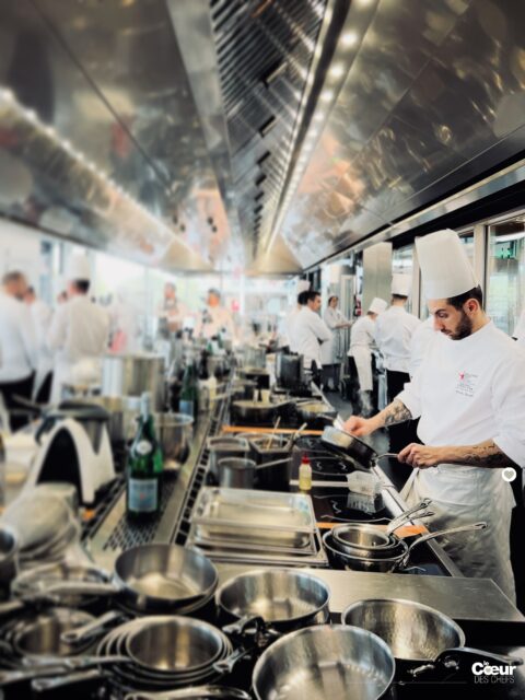 La date limite pour s’inscrire au concours @sanpellegrino_youngchef , c’est le 9 juin 2026 ! 
Vous êtes jeune (moins de trente ans), vous avez envie de raconter votre histoire en un plat, ce concours hypercréatif est fait pour vous !
.
Qui succèdera à @antonis_avouri , notre finaliste france de la dernière édition, qui avait été coaché par le président du jury @alexandremazzia ?
.
@jeromebanctel , Président du jury France 2026, attend vos candidatures ! Il va choisir son jury pour la finale nationale qui se tiendra le lundi 23 novembre 2026 à Paris. Jérôme l’accompagnera ensuite le candidat français choisi jusqu’à la grande finale internationale qui aura lieu à Milan en 2027.
.
👉 Les candidatures sont ouvertes jusqu’au 9 juin et @lecœurdeschefs vous accompagne pour postuler !
On connait bien ce concours de jeunes chefs et nous vous aidons avant de vous inscrire : 
👉On vous donne l’état d’esprit, les critères et les conseils, on vous aide aussi à affiner votre proposition avant d’envoyer votre dossier. Car, si vous avez jusqu’au 9 juin pour postuler, une fois le descriptif envoyé, il n’est pas possible de modifier le plat indiqué. C’est pourquoi Jerôme Banctel indique que « la réflexion en amont est capitale. » 
.
N’hésitez pas : RV sur le site @lecoeurdeschefs pour lire l’article «  JÉRÔME BANCTEL PRÉSIDENT DU JURY FRANCE POUR LE CONCOURS S.PELLEGRINO YOUNG CHEF ACADEMY 2026/2027 ». Et avant d’envoyer votre dossier, envoyez-nous votre idée en DM. On est là !
.
#lecoeurdeschefs #concours #sanpellegrinoyoungchef #jeromebanctel #spyca