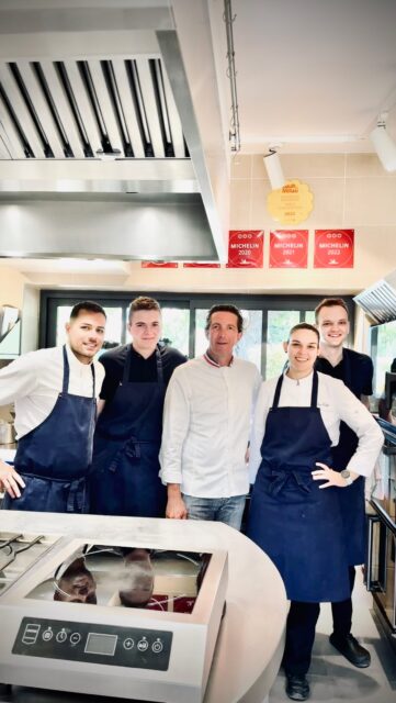 Quand j’arrive ce matin tôt au Mas les Eydins, @christophe_bacquie est dans la cuisine et s’occupe des poissons qui viennent d’arriver.
.
Le mercredi, c’est la grosse journée de la semaine pour la mise en place : le fond blanc est en ébullition et le fumet de Saint Pierre est en train de réduire. Quand il a terminé de lever ses filets, Christophe goûte la purée de petits pois, vérifie le taillage des légumes de l’aïoli et discute « pommes / rhubarbe » pour le dessert de ce soir.
Livraison des légumes de Ventabren : Quentin vérifie le calibre des betteraves et des mini choux-rave, et coupe les fanes de navets avant de les rentrer : la chambre froide n’est pas grande, on optimise l’espace !
.
On suit Alexandra et Christophe Bacquié sur la durée, du Var jusqu’au Luberon. Et comme on sait que Christophe est toujours autant attaché à l’île de beauté, on lui met des guitares corses sur ses réels, (même si, on est d’accord, ce n’est pas exactement raccord sur le village de Bonnieux. Mais c’est affectif.😉)
.
#lecoeurdeschefs #immersion #gastronomie #christophebacquie #lemasleseydins