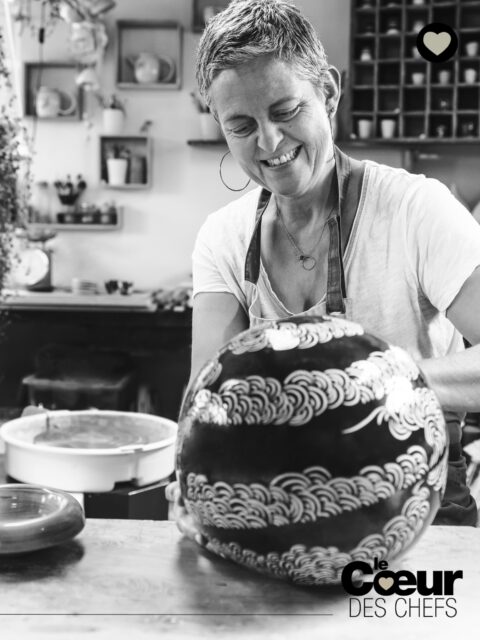 Vos artisans : @adam_blondeau (@orbysrestaurant) nous parle de sa céramiste Rachel Portrait @l_atelierceramiquerp 

« Nous échangeons constamment pour faire évoluer notre vaisselle : ensemble nous explorons de nouvelles idées et nous imaginons de nouvelles pièces. »

« Elle est également très impliquée dans une démarche coresponsable en utilisant des colorants biodégradables et en maîtrisant la technique du Kintsugi pour donner une seconde Vie à la vaisselle cassée. »

« Quand elle ne travaille pas sur ses assiettes, Rachel se plonge dans la musique et joue de la contrebasse : c’est une personne formidable ! »

« On aime beaucoup son travail autour du grès. Son atelier est situé à Villedieu-sur-Indre, à seulement quinze minutes du restaurant. »

Après une première vie professionnelle, Rachel s’est consacrée à sa passion : former au brevet des métiers d’art, elle s’est perfectionner auprès d’artisans céramistes sur les techniques de raku et de Kintsugi, elle a fondé son atelier en 2021 et créer des pièces uniques et de petites séries pour la maison, le jardin et l’art de la table, ainsi que des sculptures. 

Ici, « Le radis sous toutes ses formes, panna cotta au lait de chèvre » d’Adam Blondeau, dans une assiette de Rachel.

👉Nouvelle rubrique : « Vos artisans et vos producteurs, nos diffuseurs nous les confient » : À lire dans la revue @lecoeurdeschefs Numéro 19, et sur le site lecoeurdeschefs.com 

❤️ Entrez dans la « Route du Cœur » ! Devenez ambassadeur/diffuseur de @lecoeurdeschefs en partageant la revue dans votre Maison, ou abonnez-vous pour la recevoir à domicile (Lien en bio : Où nous trouver / S’abonner)

#artisans #ceramiste #lecoeurdeschefs #adamblondeau #orbys