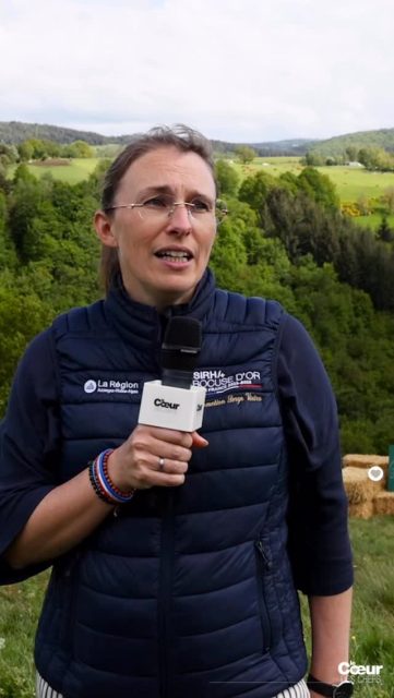 Après l’aligot, les invités se sont posés tranquilles sur la terrasse. L’équipe du Coeur a alors emmené Marie-Aude et Aurélien un peu à l’écart, dans le pré devant le @relaischateauxsergevieira , et leur a demandé comment s’était passé l’événement annuel @lecoeurdeschefs dans leur Maison. 
.
L’occasion pour eux de témoigner de leur bonheur d’accueillir tout le monde, en expliquant aussi qu’une telle organisation a bien mobilisé toute l’équipe pendant un moment… Mais que ça valait le coup !
.
Enfin, tous les deux nous disent que cette photo de couverture ensemble est un vrai symbole de la continuité de la Maison Serge Vieira, qui va de l’avant et a encore une belle route devant elle pour continuer à faire briller le Cantal. 
.
Nous, on découvre cette interview après coup, lorsqu’on est en train de faire le montage du film, et on est très émus…♥️
.
Images @treizelux 
#lecoeurdeschefs #maisonsergevieira #cantal #gastronomie #evenementannuel