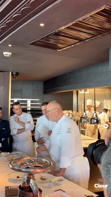 18H30 : Brief du dîner @christophemoret_ & @dominiquelory 
Christophe et Dominique sont au passe devant Nolwenn, Joseph, Mathias et toute l’équipe de salle du Grill, au 8ème étage de l’ @hoteldeparismc .
.
Les chefs présentent l’ensemble des plats et l’enchaînement du menu : au passe, Julien termine le dressage du rouget de roche et Dominique explique la cuisson du pigeonneau.
.
 « Voici les lentillons de Champagne, et d’ailleurs je vous en ai apportées un paquet pour que vous connaissiez mieux ce produit, sur lesquelles on versera l’émulsion réglisse comme ceci », explique le chef du @domainelescrayeres .  Sa pâtissière @rosalie.valentine.boucher détaille le pré-dessert rhubarbe et sureau avec son dressage délicat de fines feuilles de rhubarbe marinée, pochée puis confite. Jérome enchaîne avec la présentation du soufflé aux agrumes, insert pamplemousse.
.
Vient ensuite le moment du brief de salle par Nolwenn avec la présentation de l’ensemble des convives présents ce soir, et des accord avec Mathias. On prend place sur la première ligne, en front de mer. Le spectacle peut commencer.
.
#lecoeurdeschefs #gastronomie #hotedeparis #dominiquelory #christophemoret