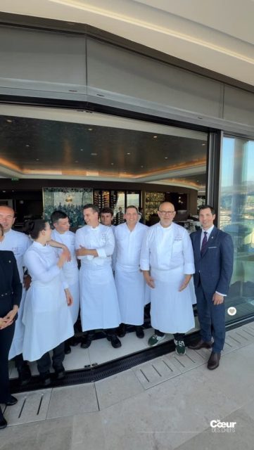 Le duo @christophemoret_ & @dominiquelory reformé pour un soir… Le chef du @domainelescrayeres est venu retrouver Dominique pour un dîner au Grill @hoteldeparismc . 
.
L’histoire commence en 1998, quand Dominique est commis au Spoon et y reste un an et demi. Le chef Moret le recommande à @pierregagnaire , puis le récupère pour faire l’ouverture du Spoon de St Tropez, l’envoie en tant que chef de partie au Louis XV, puis le rappelle pour le Plaza… C’est une succession d’étapes où Dominique apprend avec lui, puis est soutenu par Christophe pour aller apprendre chez d’autres, avant de revenir auprès de son chef pour prendre des postes avec de plus en plus de responsabilités. « Parce qu’un gars comme lui, c’est un bon, alors quand tu veux faire une ouverture, tu le rappelles pour qu’il la fasse avec toi ! », raconte le chef des Crayeres.
.
Juste avant le service, photo d’équipe avec première et seconde ligne : il y a du monde aux manettes et le rythme sera soutenu. Ça tombe bien, on adore ça. Derniers ajustements entre @josephdesserprix @ngr.mathias et la chef d’orchestre Nolwenn et c’est parti.
.
Entre Champagne et Méditerranée, ils auraient pu se cantonner à décliner chacun leur terroir. Mais ce serait trop facile. C’est donc Moret qui s’empare des oursins dans la royale et des petits légumes Riviera pour le St Pierre sauce sépia. Il nous fait aussi connaître les lentillons de Champagne en émulsion réglissée. 
.
Dominique dévoile un rouget & gambero au safran bien corsé mais se lance aussi dans un pigeon aux cerises, poivre sauvage et amandes fraîches : on est au Grill, on profite à la fois du feu de bois et d’un toit ouvrant sur le ciel… Ici, on a les deux.
.
@rosalie.valentine.boucher présente une rhubarbe confite et sureau, grande réussite, et on termine par le soufflé aux agrumes, insert pamplemousse de Jérôme : un incontournable pour lequel tu as toujours de la place tellement c’est léger. (Le soufflé du grill, c’est super maîtrisé : il ne retombe jamais…) 
.
Y’en a encore ? Oui ! À suivre, les coulisses en cuisine ! Avec un petit jeune caché au garde-manger…😉
.
#lecoeurdeschefs #hotedeparis #dominiquelory #christ