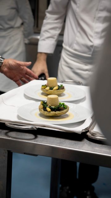 Artichaut et ris de veau, c’est fait ! 
Maintenant que les candidats du Mof Cuisine savent s’ils sont qualifiés ou non pour la finale en octobre, voici quelques images de la qualif B @coetmof à Nice le 5 mai. 
.
Pour commencer, l’envoi de l’artichaut/flan de moules et billes de seiche.
.
350 candidats s’étaient présentés lors de la qualif A en mars de cette 28ème session de l’examen « Un des Meilleurs Ouvriers de France », ils n’étaient plus que 166 pour cette qualif B, répartis dans neuf centres : Blois, Clichy, Dinard, Grenoble, Le Touquet, Nice, Strasbourg Illkirch, Thonon et Toulouse. 
.
Les épreuves niçoises se sont déroulées au @lycee_jeanne_paul_augier sous la présidence de Jean-Marc Delacourt avec 8 candidats mardi 5 et huit autres mercredi 6 mai 2026. 
.
Dans le jury autour de JM Delacourt, Président des épreuves de Nice et @jacquesmaximin on repère notamment : @sebastiensanjou @cerutti, @dominiquelory , @gachet_louis @gaelflaveur , @tommeyer_ , @roucheteau , @sergechenet , @philippe.joannes (President adjoint des épreuves de Nice, responsable du jury dégustation), @michelkayserofficiel , @juliangentaire @garaultjoel1955 , Jean luc Rouyer et @janygleize , @florenciamontes_ entre autres. 
.
#lecoeurdeschefs #MOF #MOFCUISINE #gastronomie #meilleursouvriersdefrance
