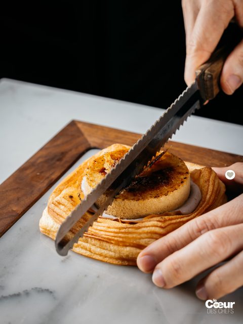 Réflexion : Itw du Chef Pâtissier Son Ma, @thevagabond.patisserie au Vietnam.
.
À Saïgon, Son Ma imagine une pâtisserie à la croisée de ses propres chemins. Né dans le delta du Mékong, issu d’une famille moitié chinoise teochew, moitié vietnamienne, puis formé aux techniques françaises, le fondateur de la boutique The Vagabond revendique une pâtisserie sans fusion mais où chaque culture garde sa voix propre. 
.
Il a choisi le beurre @echire_le_beurre_de_france (dont il est l’ambassadeur au Vietnam), pour amener dans ses desserts une touche française affirmée. Une interview passionnante avec une réflexion rare sur son métier et sur la manière de marier ses propres influences sans que l’une n’éteigne l’autre.
.
Son Ma nous raconte la recette de son « Bánh Gan Danish » : une viennoiserie feuilletée qui renferme un flan traditionnel du Mékong parfumé à l’anis étoilé, au sucre de palme récolté dans les palmeraies khméro-vietnamiennes du delta et aux jaunes d’œufs de canards élevés dans les rizières du Sud. Une création profondément personnelle, où l’identité, la mémoire et la technique trouvent une expression commune. 
.
« Quand une création rassemble quatre ou cinq traditions culinaires distinctes — vietnamienne, khmère, chinoise et française — chaque ingrédient doit parler avec sa voix la plus claire. », explique Son Ma. « Ce que je recherche dans le beurre, c’est précisément cette identité française : face au sucre de palme ou à l’anis étoilé, le beurre Échiré conserve sa personnalité. Son acidité lactique et son terroir sont sans ambiguïté. Dans notre feuilletage, il apporte le goût français. Il n’essaie pas de se traduire en quelque chose de plus asiatique. Il reste résolument lui-même. » 
.
Sur le site lecoeurdeschefs.com, découvrez la recette racontée du Bánh Gan Danish par Son Ma avec la manière dont il fait co-exister ses différentes influences, mais également la vision de son métier : « Si vous cherchez un statut, choisissez une autre voie. Si vous cherchez du sens, c’est encore l’un des rares métiers qui puisse vous en offrir. »
.
👉Lien en bio : derniers articles à la Une.
.
#lecoeurdeschefs #pastry #patisserie #thevagabondsaigon #thevagabond