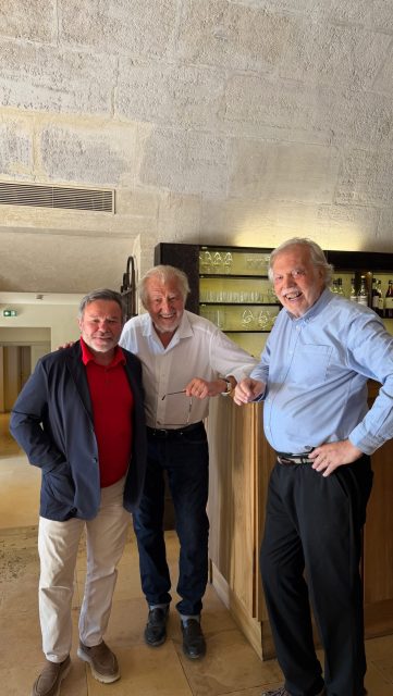 Ce matin-là, @micheltroisgros et @pierregagnaire sont au café avec Jean-André Charial. Depuis toujours, ces  deux chefs ont des liens forts avec @baumaniere et son propriétaire.
.
Après le déjeuner, Michel Troisgros se lève et lance : « Bon maintenant, on va saluer les cuisiniers ! »
.
Au moment où la brigade est en train de laver le sol et préparer sa mise en place du soir, l’équipe voit débarquer Michel Troisgros et Pierre Gagnaire dans la cuisine, et ça, ils ne s’y attendaient pas… 
.
Je me souviendrai longtemps de cet arrêt sur image, les jeunes stoppés dans leur élan, profitant de ce sacré grand moment ! 
.
Pierre Gagnaire se rappelle qu’il a passé trois semaines à Baumanière en 1996. Jean-André Charial avait appris qu’il allait mettre la clef sous la porte à Saint-Étienne et lui a proposé de venir passer du temps ici, le temps de reprendre des forces. « Ce jour-là, quand j’ai tout perdu, c’était violent. Jean-André m’a hébergé dans la maison de son grand père, et cela m’a fait un bien fou, parce que c’est une période dont je suis sorti bien secoué, quand même »
.
Jean-André me raconte : « Quand il a habité ici, Pierre Gagnaire a passé son temps à cuisiner. Il profitait des produits qui étaient là, il n’avait qu’à se pencher pour les cueillir. Je me souviens qu’il avait fait des aubergines avec des abricots, une recette qu’il a gardée longtemps à sa carte et ça m’avait beaucoup touché, car ce plat était né ici. »
.
Quand tu échanges avec un Troisgros, un Gagnaire et un Charial, cela te permet aussi de replacer le contexte, de prendre du recul sur ce qui nous semble évident aujourd’hui. 
.
Ainsi, Michel Troisgros se souvient d’un épisode où Pierre Gagnaire l’a étonné : « Dans la cocotte, il y avait un oiseau, je ne sais plus lequel, et là, devant le client, tu es venu ajouter un trait de vinaigre… Nous, on avait trouvé ça fou ! C’était un geste de service, réalisé à table par le cuisinier lui-même : on ne faisait pas du tout ça à l’époque ! Et on a trouvé ça génial ! »
« Ah bon ? Je ne m’en souviens pas du tout… répond Pierre en
