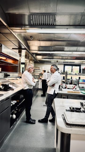 Moment volé : Après le service, @pierregagnaire vient échanger avec @glennviel dans la cuisine de @baumaniere 
.
#lecoeurdeschefs #baumaniere #glennviel #pierregagnaire #gastronomie