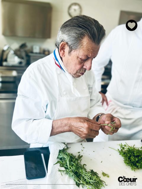 Prendre un cours de cuisine avec @jacquesmaximin , c’est fouetter les blancs à la main parce que ça va plus vite. C’est prendre soin des anchois comme si ta vie en dépendait.
.
Quand j’ai vu son nom sur le planning de @ecole_ducasse , mon sang n’a fait qu’un tour. J’ai pris mes billets, je me suis glissée dans son labo, j’ai sorti mon carnet et je n’ai pas pipé mot.
.
J’ai fait son commis : j’ai mis une chauffante sur le feu, j’ai sorti le poivre de Cayenne et je suis allée vérifier les proportions de ses ingrédients à la bonne page du livre dès qu’il me le demandait.
.
De temps en temps, le Chef se tournait vers moi la casserole à la main et me lançait : « La transmission ! » J’ai écouté, j’ai observé, j’ai engrangé, j’ai tout noté. Et en fin de journée, j’en voulais encore.
.
On a vraiment cuisiné, en allant chercher des recettes emblématiques qui ont marqué leur temps et ont sans doute impacté les assiettes que nous faisons aujourd’hui. On n’a pas essayé de les trafiquer pour les rendre instagrammables : on les a réalisées dans leur vérité de l’époque pour comprendre à quel point elles étaient novatrices. Pas dans une technique affriolante, mais une technique de cuisine, dans une simplicité qui rende hommage au produit.
.
👉 À lire dans la revue @lecoeurdeschefs Numéro 19 : “Une masterclasse avec Jacques Maximin”
.
❤️ Entrez dans “La Route du Coeur” ! Devenez ambassadeur/diffuseur de @lecoeurdeschefs en partageant la revue dans votre Maison, ou abonnez-vous pour la recevoir à domicile (Lien en bio : Où nous trouver / S’abonner.)

#lecoeurdeschefs #jacquesmaximin #ecoleducasse #transmission #cuisine