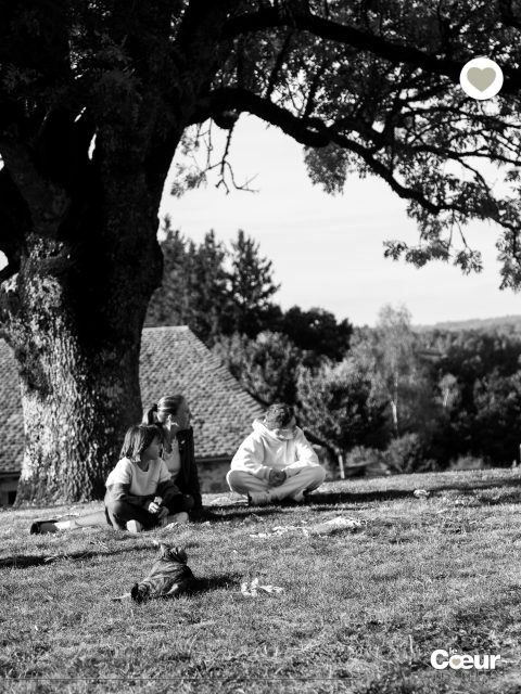 Un frêne monumental se tient devant la tour du Château du Couffour. Il représente un peu le gardien du fort, se dressant comme un rempart, bien avant les piliers.
.
C’est sous son ombre que les enfants jouent avec les chats Tic et Tac quand le soleil décline et rase l’herbe devant la fenêtre de Maëlle.
.
👉 À lire dans la revue @lecoeurdeschefs Numéro 19 : “Dossier La Maison Serge Vieira à Chaudes-Aigues”.
.
❤️ Entrez dans “La Route du Coeur” ! Devenez ambassadeur/diffuseur de @lecoeurdeschefs en partageant la revue dans votre Maison, ou abonnez-vous pour la recevoir à domicile (Lien en bio : Où nous trouver / S’abonner.)
.
#lecoeurdeschefs #cantal #larouteducoeur #maisonsergevieira #marieaudevieira