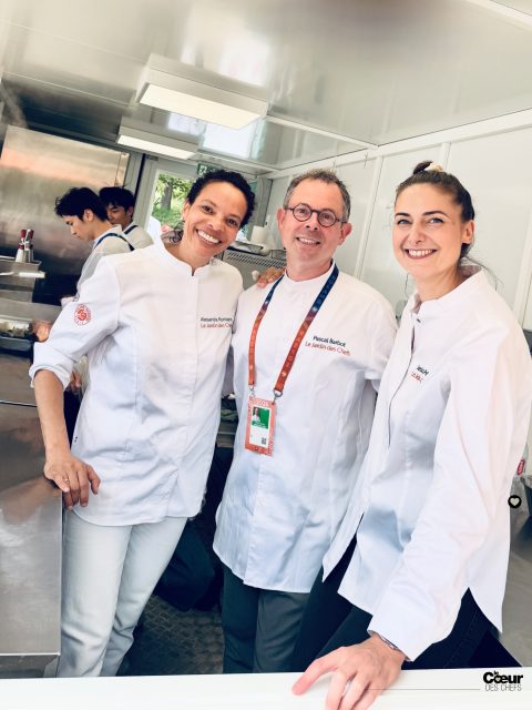 C’est ce qu’on appelle « un retour gagnant » ! Il faut nourrir du monde, à @rolandgarros . Beaucoup, beaucoup de monde… Alors autant faire appel à des bons. Ici @alessandramontagne , @jessicaprealpato et @pascal_barbot , qui y sont encore aujourd’hui.
.
Les bons du Jardin des Chefs s’enchaînent, Il faut aller vite et il faut faire bon. Leurs noms sont associés à ces portions mangées sur le pouce. Les chef.fes qui acceptent ces challenges ont du cran. Pari réussi ! Pour une première de ces corners de chefs, c’est un succès monumental : « On s’est fait defoncer ! » nous disent-ils après le coup de feu.
.
Du côté du village, à la terrasse @perrier de Franck et Pierre @delgarofalo , c’est l’équipe de @mariesoria_chef @poteletchabot , qui réussit le tour de force de faire des déjeuners assis rythmés et de qualité avec des invités exigeants. 
.
#gastronomie #lecoeurdeschefs #rolandgarros