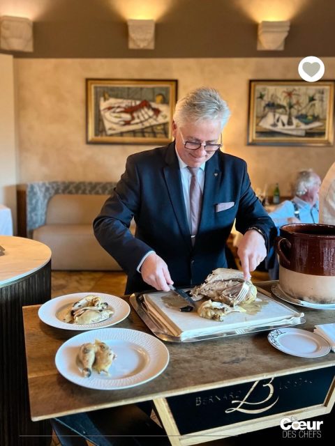 La découpe de “La poularde Alexandre Dumaine contisée de truffes noires, chartreuse de riz et de légumes au foie gras, bouillon corsé”, par Pascal Abernot, Maison @bernardloiseau .
.
Bernard Loiseau est toujours présent : de lui on trouve des images et des citations dans chaque pièce de la maison pour que son état d’esprit perdure et guide les équipes. Le chef, totalement habité par sa passion pour la cuisine, a eu une telle influence sur tous ceux qui l’ont connu que son enthousiasme transpire encore dans les murs. 
.
Lors du déjeuner des cinquante ans, lorsque @pascalabernot a procédé à la découpe en salle de la poularde Alexandre Dumaine, on entendait sa voix.
.

👉 À lire dans la revue @lecoeurdeschefs Numéro 19 : Dossier : “50 ans de goût ! Bernard Loiseau à Saulieu”

❤️ Entrez dans “La Route du Coeur” ! Devenez ambassadeur/diffuseur de @lecoeurdeschefs en partageant la revue dans votre Maison, ou abonnez-vous pour la recevoir à domicile (Lien en bio : Où nous trouver / S’abonner.)

#lecoeurdeschefs #bernardloiseau #saulieu #gastronomiefrancaise #serviceensalle