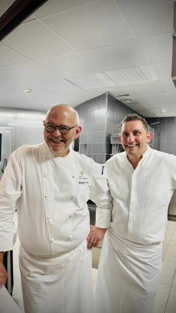 Fin du chaud ! Comme promis, voici les coulisses en cuisine du dîner @christophemoret_ & @dominiquelory au Grill ( @hoteldeparismc ) : quand le service prend fin, c’est le moment de retrouver Christophe et Dominique en train d’envoyer les dernières assiettes. Assaisonnement du pigeon ou poivre sur le Saint Pierre, les équipes du Grill enchaînent les plats alternés des deux chefs et se sont mis au diapason du chef du @domainelescrayeres : Christophe dit un mot et la ruche se forme autour de lui.
.
😂 Et là, qui je vois accoudé au plan de travail du garde-manger, bien caché, pour goûter le pain de petit épeautre après son propre service sept étages plus bas ? Je t’ai eu, @emmanuel_pilon ! 😘
.
Ce pain de petit épeautre est un grand plat de Dominique : il invente ici une nouvelle texture très agréable en bouche : « le croustillant mouillé ». Comme un risotto, les petits cylindres de pain au petit épeautre sont mouillés mais pas imbibés, ils restent très croustillants mais pas trop durs, ils ne tombent jamais dans l’imbibage façon baba.
.
Le menu du dîner « Moret & Lory » au Grill le 22 mai 2026 :
Lentillon de Champagne en émulsion réglissée
Rouget de roche, gamberoni de San Remo, sucs coraillés, safran
Oursin et caviar en délicate royale, bonite et kombucha fumé
Pain de petit épeautre mijoté, asperge verte, morille, oseille
Saint Pierre en Primavera, sauce sepia
Poitrine de pigeonneau au feu de bois, cerises, poivre sauvage et amandes fraîches
Rhubarbe de nos vergers, marinée, pochée, confite, infusion aux fleurs de sureau
Soufflé aux agrumes du m’entonnais, granité pamplemousse.
.
#lecoeurdeschefs #monaco #hoteldeparis #dominiquelory #christophemoret