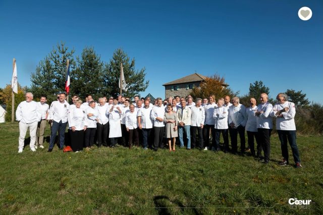 Les années en « cinq » !
.
Quand la Famille @lesmaisonsmarcon_officiel fête un anniversaire, elle embarque avec elle tout le village, tous les amis et tous les collaborateurs, anciens et nouveaux.
.
Certains étaient venus de l’autre bout du monde pour se retrouver dans le cocon de St Bonnet-le-Froid, en Haute-Loire.
.
Après le déjeuner, nous sommes tous montés sur la butte pour faire un clin d’oeil à Pierre Troisgros en chantant joyeusement le ban bourguignon.
.
Les valeurs de famille et d’amitié, dans le paysage de leurs racines, c’est un état d’esprit.
.
👉 À lire dans la revue @lecoeurdeschefs Numéro 19 : “Tous à St-Bonnet-Le-Froid !”
.
❤️ Entrez dans “La Route du Coeur” ! Devenez ambassadeur/diffuseur de @lecoeurdeschefs en partageant la revue dans votre Maison, ou abonnez-vous pour la recevoir à domicile (Lien en bio : Où nous trouver / S’abonner.)

#lecoeurdeschefs #marcon #famille #gastronomiefrancaise #saintbonnetlefroid