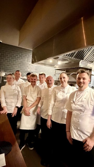 Welcome ! Première soirée à Londres pour les rencontres @lesgrandestablesdumonde : on démarre chez @sael_london avec la team de @_jasonatherton .
.
C’est @bloiseau qui ouvre le bal, on retrouve @chef_julien , @nicolas.brossard17 , puis on découvre les plats préparés par la brigade : la fameuse « marmite custard tart » de Sael, comme un appareil à crème brûlée sur une très fine pâte au chocolat, caviar et sel, un sucré-salé extrêmement bien équilibré. Il fallait aussi goûter aux macaroni and cheese de @bernerstavern , les gougères de @chezroselondon , les mini chicken burgers de @citysocial_london , la Lincolnshire potato de @rowon5london , et l’icecream et gariguettes de @threedarlingslondon . 
. 
Ce qui est formidable, c’est de se retrouver au cœur de Londres, dans le bouillonnement de Picadilly circus, de découvrir les chefs anglais et d’échanger sur l’évolution de la gastronomie mondiale avec les membres de l’association venus de Singapour, de France ou d’Italie, les uns installés dans de grandes villes et d’autres dans des villages de trente habitants. Tous avec l’hospitalité au cœur. 
.
#lecoeurdeschefs #londres #sael #lesgrandestablesdumonde #gastronomie 
.
Welcome! First evening in London for the LGTDM meetups: we’re kicking things off at Sael with Jason Atherton’s team. Berangere Loiseau welcomes us, before we discover the dishes prepared by the team: Sael’s famous « marmite custard tart, » like a crème brûlée base on a very thin pastry with chocolate, caviar, and salt—an extremely well-balanced sweet and savory combination. We also had to try the macaroni and cheese from Berners Tavern, the gougères from Rose, the mini chicken burgers from City Social, the Lincolnshire potato from Row on 5, and the ice cream and Gariguette strawberries from Three Darling. What’s wonderful is finding yourself in the heart of London, in the bustling Piccadilly Circus, discovering English chefs and exchanging ideas on the evolution of global gastronomy with members of the association from Singapore, France, and Italy—some based in major cities, others in villages of thirty inhabitants. All with hospitality at their core.