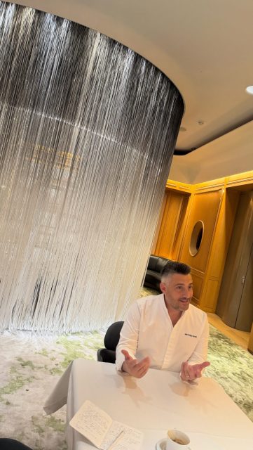 Au Dorchester ce matin, l’équipe de @jeanphilippeblondet est en pleine mise en place du dîner @lesgrandestablesdumonde de ce soir. 
.
Quand on arrive dans la cuisine, @satbains1 est déjà là pour les derniers préparatifs de cet événement qui mettra à l’honneur d’autres grandes pointures anglaises. L’occasion pour Sat de nous raconter son prochain périple gastronomique annuel en France avec d’autres amis chef.fes : ils vont encore faire des tables d’anthologie cette année ! 😉
.
Petite visite privée du restaurant avec Jean-Philippe : En salle, on découvre la table du chef isolée du reste de la salle par une sorte de rideau lumineux : pour ceux qui s’en souviennent, il y a un peu de l’esprit Plaza, dans ce décor…
.
Jean-Philippe nous explique que les clients de cette table ont la possibilité de choisir à l’avance l’art de la table de leur dîner : le luxe ++ de la haute gastronomie aujourd’hui ! 
.
En interview, on parle des curseurs entre naturalité @alainducasse et les attentes comfort food de la clientèle anglaise : Jean-Philippe est ici depuis 13 ans, donc notre échange est richissime : l’évolution de la gastronomie à Londres, il connaît ! 
.
Une itw à découvrir bientôt dans @lecoeurdeschefs ! 
.
#lecoeurdeschefs #london #jeanphilippeblondet #dorchester #alainducasse