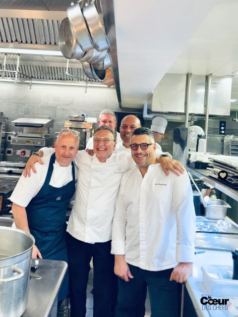 Just before the dinner, in the kitchen… ♥️
@smclchef , @raymondblanc , @satbains1 et @jeanphilippeblondet 
.
@alainducasseatthedorchester 
Les rencontres London @lesgrandestablesdumonde 
.
#lecoeurdeschefs #london #jeanphilippeblondet #dorchester #alainducasse