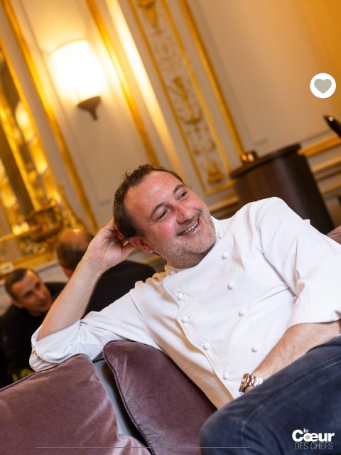 @sebastiensanjou est un aubergiste dans l’âme. Le Sud-Ouest dans l’accent et dans les racines, les valeurs du rugby chevillées dans les mollets, la famille et l’amitié solidement ancrées dans sa chair. Son ancienne bergerie, devenue @le.relaisdesmoines aux Arcs-sur Argens, est depuis vingt ans l’une des plus belles tables du Var. Et la cuisine du @trentetroisparis restaurant Trente-Trois à @maison.villeroy est de très haut niveau. Mais quand tu es franc-jeu et droit dans tes baskets, même si tu t’exprimes dans la précision, tu veux que le service soit décomplexé. Sanjou, c’est exactement ça. Comme dirait Alain Ducasse, qui le connaît bien, “le respect des produits, la cuisson juste, l’assaisonnement juste.” Et pour le reste, on peut se détendre.
.
Sanjou en un triangle : 
Tout démarre à Bigorre, où il est né. Cinq générations en restauration, ça te trace un chemin. Après son apprentissage, il rejoint ses parents au Relais des Moines, une vieille bergerie qu’il reprend en 2002, et où sa cheffe @helene.esnault officie depuis 16 ans. Il y crée de nouvelles racines et des amitiés à vie, comme avec @jacquesmaximin (qui l’appelle affectueusement « Seb »). En 2020, création de Maison Villeroy à Paris : le projet est incroyable, il relève le défi. Depuis, il y a aussi “Marius”, à Biarritz et à Monaco, deux lieux de vie chaleureux qui rendent hommage à la tradition culinaire de leur région, Pays Basque et Méditerranée.
La vie de Sébastien Sanjou tient donc sur un triangle qui part du Sud-Ouest, traverse vers le Sud-Est, puis monte à Paris. Et ça repart : cap sur Biarritz, puis les Arcs et Monaco, et enfin Maison Villeroy à la rue Jean Goujon. Et comme il ne tient pas en place, le triangle risque de devenir une figure géométrique un peu plus complexe à l’avenir.
.
❤️ Entrez dans l’itinéraire “La Route du Coeur” ! Devenez ambassadeur/diffuseur de @lecoeurdeschefs en partageant la revue dans votre Maison (Lien en bio : « La Route du Coeur ».) Vous pouvez également vous abonner ou commander un numéro paru (Lien en bio : « La boutique »).
.
#lecoeurdeschefs #maisonvilleroy #sebastiensanjou #aubergiste #gastronomie