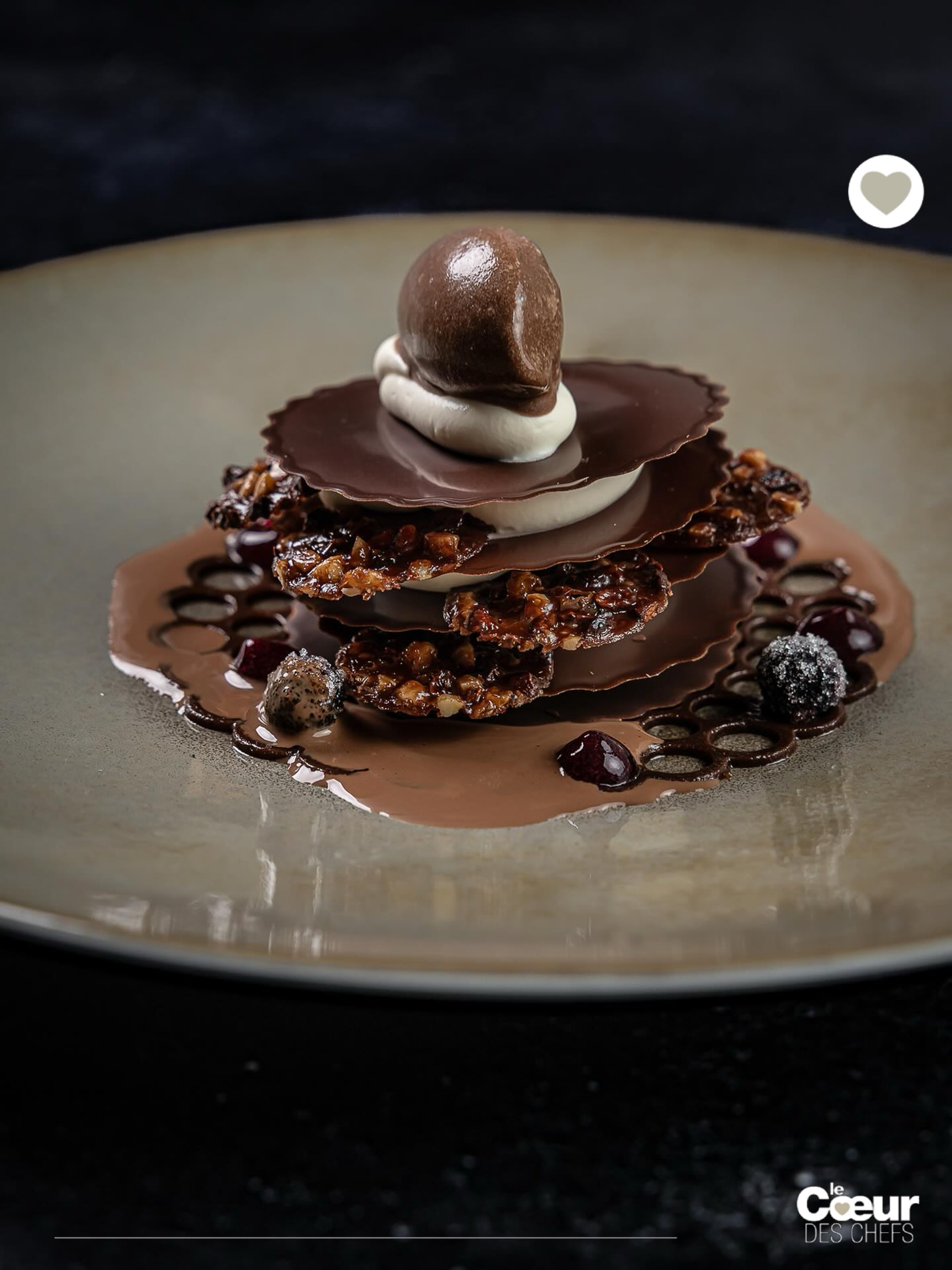 Recette racontée : “Feuille à feuille de chocolat, marmelade cassis, Vanille torréfiée”, par @ericpras_officiel à @maisonlameloise : 

« J’avais un souvenir de mon apprentissage chez @maisonstroisgros , que j’ai raconté à notre cheffe pâtissière Charlotte : des feuilles de chocolat avec une mousse au chocolat. Je cherchais à retrouver ce côté craquant des fines feuilles, ce bruit qui amène de l’appétence et te donne envie d’aller dans le dessert. Nous avons fait un feuille à feuille de chocolat noir, ganache chocolat blanc et vanille torréfiée, marmelade de cassis, sorbet et sauce chocolat au gingembre. » 
.
👉 À lire dans la revue @lecoeurdeschefs Numéro 19 : “Éric Pras, Lameloise à Chagny” : une cuisine liée aux vins de Bourgogne, l’amitié avec Jacques Lameloise et le parcours construit et réfléchi d’Éric Pras pour cibler avec soin les maisons où il allait apprendre. 
.
❤️ Entrez dans l’itinéraire “La Route du Coeur” ! Devenez ambassadeur/diffuseur de @lecoeurdeschefs en partageant la revue dans votre Maison (Lien en bio : « La Route du Coeur ».) Vous pouvez également vous abonner ou commander un numéro paru (Lien en bio : « La boutique »).
.
© Ilyafoodstories 
#lecoeurdeschefs #ericpras #lameloise #chocolat #patisserie