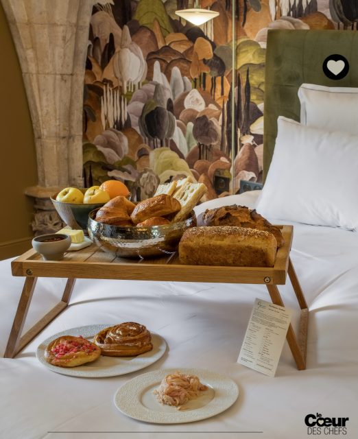 Nos diffuseurs de « La Route du Coeur » nous confient leurs producteurs : Voici le boulanger des @lessuitesdelilebarbe à Lyon.
.
Bénédicte et Marc ont entrepris de rénover un lieu mythique : l’ancienne abbaye de l’Île-Barbe à Lyon est devenue, grâce à eux, un petit cocon de verdure et de vieilles pierres. Pour les petits déjeuners des suites, ils ont fait appel à leur voisin boulanger, ami de la famille depuis toujours, Philippe-Marc Jocteur : « Le petit-déjeuner est un moment très important pour nous car c’est la première expérience que vivent nos clients au réveil après une nuit reposante : cela donne un peu le ton de la journée. Nous l’abordons donc avec la même exigence qu’un service de cuisine.”
.
“Le choix de travailler depuis nos débuts avec Philippe-Marc relève d’une véritable affinité. Nous partageons une même lecture du produit : le respect des fermentations longues, la maîtrise des cuissons, la sélection rigoureuse des farines et l’importance du temps comme ingrédient à part entière. Chaque matin, ses pains, ses viennoiseries et ses tartes à la praline participent pleinement à l’expérience gastronomique proposée à nos hôtes. Plus qu’un voisin, la boulangerie Jocteur incarne pour nous le savoir-faire à la lyonnaise. Ce n’est d’ailleurs pas un hasard si la maison de Philippe-Marc fournit de nombreuses belles tables de Lyon. »
.
L’église abbatiale était la propriété de la famille de Bénédicte depuis 1890 : le couple a racheté ce « diamant brut dans son jus » et s’est lancé dans un projet atypique qui rend hommage à l’histoire de l’île. Cinq chambres à ce jour, mais bientôt onze !
.
👉 À lire dans la revue @lecoeurdeschefs Numéro 19 : Rubrique “Vos artisans et vos producteurs”
.
..
❤️ Entrez dans l’itinéraire “La Route du Coeur” ! Devenez ambassadeur/diffuseur de @lecoeurdeschefs en partageant la revue dans votre Maison (Lien en bio : « La Route du Coeur ».) Vous pouvez également vous abonner ou commander un numéro paru (Lien en bio : « La boutique »).
.
© Photos 1 et 2 :  @montagnealexandre 
#lecoeurdeschefs #boulanger #suitesdelilebarbe #lyon #lilebarbe