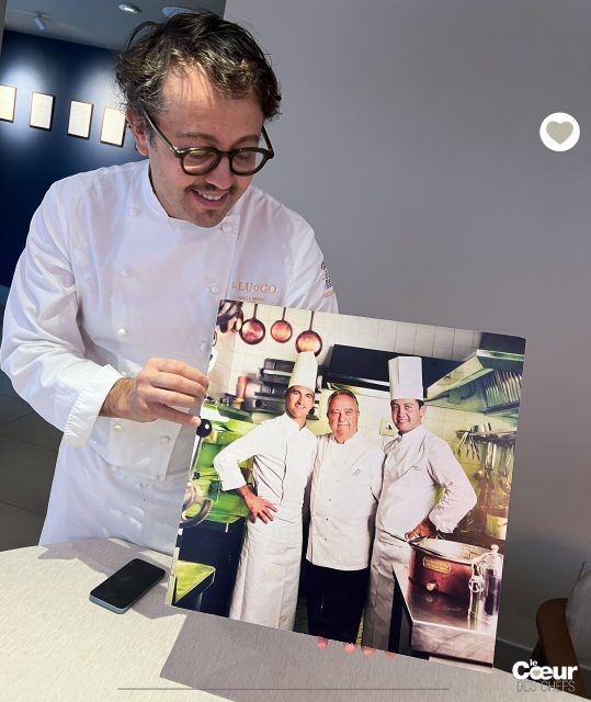Hommage à Aimo par @negrinipisani_chef à @aimoenadia .
.
En octobre, on apprenait la disparition de Aimo Moroni, fondateur avec son épouse du lieu mythique « Il Luogo di Aimo e Nadia » à Milan. Alessandro m’amène la photo la plus tendre qui soit du chef avec les deux jeunes cuisiniers qui venaient alors d’arriver dans les années 2005.
.
Aimo e Nadia avaient choisi leurs héritiers professionnels et ces derniers perpétuent, de manière contemporaine, la philosophie d’Aimo que @massimobottura avait décrite ainsi : « Sa cuisine est comme le drapeau italien, essentielle et immédiatement reconnaissable. »
.
👉 À lire dans la revue @lecoeurdeschefs Numéro 19 : “Deux frères qui se sont choisis - Aimo & Nadia” : Alessandro et Fabio nous expliquent en détails le projet “Territori”.
.
❤️ Entrez dans l’itinéraire “La Route du Coeur” ! Devenez ambassadeur/diffuseur de @lecoeurdeschefs en partageant la revue dans votre Maison (Lien en bio : « La Route du Coeur ».) Vous pouvez également vous abonner ou commander un numéro paru (Lien en bio : « La boutique »).
.
#lecoeurdeschefs #fabiopisani #alessandronegrini #aimoenadia #gastronomie