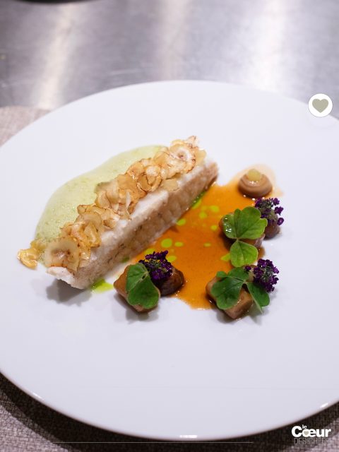 À la maison @bernardloiseau , la finesse et les idées de @vigilant_louis_philippe pour faire avancer la cuisine de Saulieu tout en respectant l’état d’esprit de Bernard Loiseau : tout un patrimoine culinaire.
.
Ce soir-là, on découvre son « Saint-Pierre poêlé sur peau, écailles de châtaignes croustillantes, jus d’arêtes torréfiées, gnocchis de légumes racine ». Les châtaignes sont passées à la mandoline puis à la friteuse pour devenir super croustillantes. Une idée lumineuse alliant goût et texture, faisant merveille sur le poisson.
.
👉 À lire dans la revue @lecoeurdeschefs Numéro 19 : Dossier : “50 ans de goût ! Bernard Loiseau à Saulieu”
.
❤️ Entrez dans l’itinéraire “La Route du Coeur” ! Devenez ambassadeur/diffuseur de @lecoeurdeschefs en partageant la revue dans votre Maison (Lien en bio : « La Route du Coeur ».) Vous pouvez également vous abonner ou commander un numéro paru (Lien en bio : « La boutique »).
.
#lecoeurdeschefs #bernardloiseau  #louisphilippevigilant #saulieu #ecailles