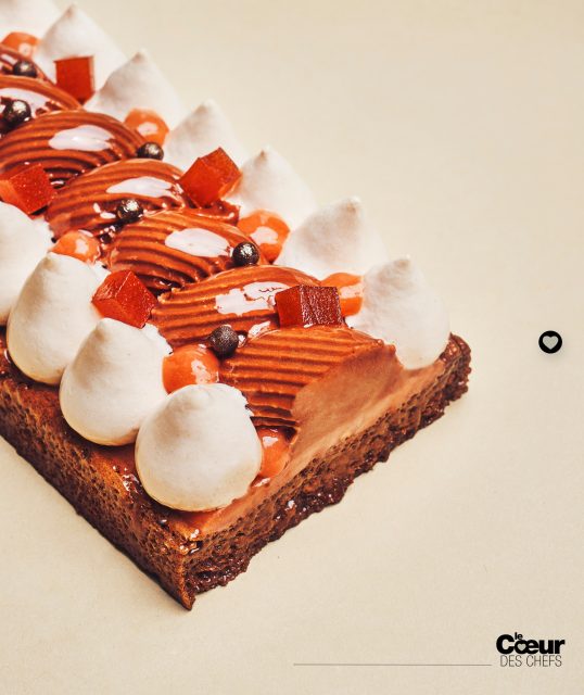 Recette racontée : Le dessert goyave, par Maelig Georgelin (@patisserie.aupetitprince )
.
Les chefs amis d’ @adamance_fruits nous confient leurs coups de cœur et leurs recettes. C’est au tour de Maelig Georgelin de partager son coup de cœur avec nous : « La goyave, c’est une révélation. C’est un fruit encore peu utilisé dans l’univers du dessert et qui mérite pourtant d’être découvert : lorsqu’elle est bien sourcée et bien travaillée, elle peut devenir un grand fruit de pâtisserie. »
.
« Nous avons travaillé une goyave rose, une saveur douce et ronde, un parfum subtil, presque dans l’esprit du litchi. Dans ce gâteau, j’ai voulu la mettre en lumière et la décliner sous plusieurs textures pour révéler toute sa délicatesse. Je suis parti d’une évidence : le chocolat sublime la goyave. Tout part de là : d’un accord pourtant rarement exploré jusqu’ici. » 
.
« La base est un biscuit moelleux au chocolat Illanka, pure origine Pérou 63% @Valrhona. Vient ensuite un gel de goyave, un crémeux chocolat-goyave et une chantilly gélifiée à la goyave. Enfin, quelques perles croustillantes et des petites pâtes de fruits à la goyave. Nous avons encore affiné les techniques de gélification : au lieu de la pectine NH, on préfère des solutions naturelles, comme les « iotas », issues d’algues rouges. Cette technique permet de réduire fortement le sucre et d’atteindre une puissance aromatique maximale, jusqu’à 80 % de fruit. C’est exactement l’état d’esprit d’ @Adamance : placer le fruit au cœur de la recette, sans le masquer. »
.
« Le projet Adamance est assez fou : une sélection de fruits mûrs et sans pesticides, une traçabilité totale des origines, un dialogue permanent avec les équipes et les producteurs, et même une participation active au choix des variétés. Pour cette purée de goyave, on nous a proposé trois origines. Ensemble, nous avons choisi le Brésil. Nous sommes impliqués par l’équipe dans l’ensemble du processus, de la sélection jusqu’aux recettes. »
.
👉Retrouvez la recette de Maelig Georgelin sur le site lecoeurdeschefs.com.
.
📸 @guillaumeczerw 
#lecoeurdeschefs #patisserie #adamance #goyave #maeliggeorgelin
