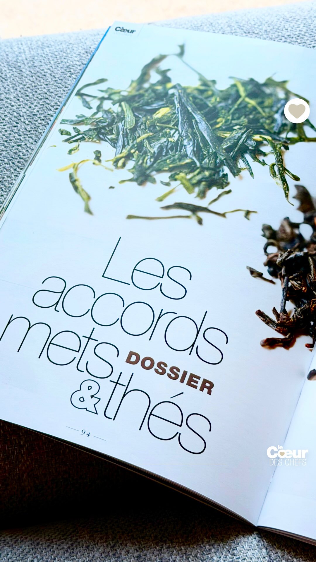 Les accords mets et boissons au restaurant sont en train de se modifier profondément. Le pairing mets et thés en haute gastronomie méritait un vrai dossier et c’est ce que nous avons fait dans le dernier numéro de la revue semestrielle @lecoeurdeschefs 
.
Spécialement pour ce reportage, @sebastiensanjou et @xavierthuizat ont organisé une séance unique à @grappille , @maison.villeroy pour explorer le sujet : les plats de Sébastien (parfois légèrement modifiés pour coller aux thés), l’expertise de Xavier pour choisir les accords, proposer des thés de pures origines et leur apporter une analyse “sommelière”, et une sélection d’exception par @dammannfreres_officiel . Et au final, le partage du duo dans la dégustation du plat et du thé combinés.
.
🫖 Un dossier de 14 pages, complété par l’interview de Sébastien Sanjou sur 6 pages : de quoi vous plonger “dans le thé cet été” ! 😉
.
👉 Dossier à lire dans la revue @lecoeurdeschefs Numéro 19 : “ Les accords mets & thés de Xavier Thuizat et Sébastien Sanjou ». 
.
❤️ Entrez dans l’itinéraire “La Route du Coeur” ! Devenez ambassadeur/diffuseur de @lecoeurdeschefs en partageant la revue dans votre Maison (Lien en bio : « La Route du Coeur ».) Vous pouvez également vous abonner ou commander un numéro paru (Lien en bio : « La boutique »).
.
#lecoeurdeschefs #pairing #metsetthes #sebastiensanjou #xavierthuizat 