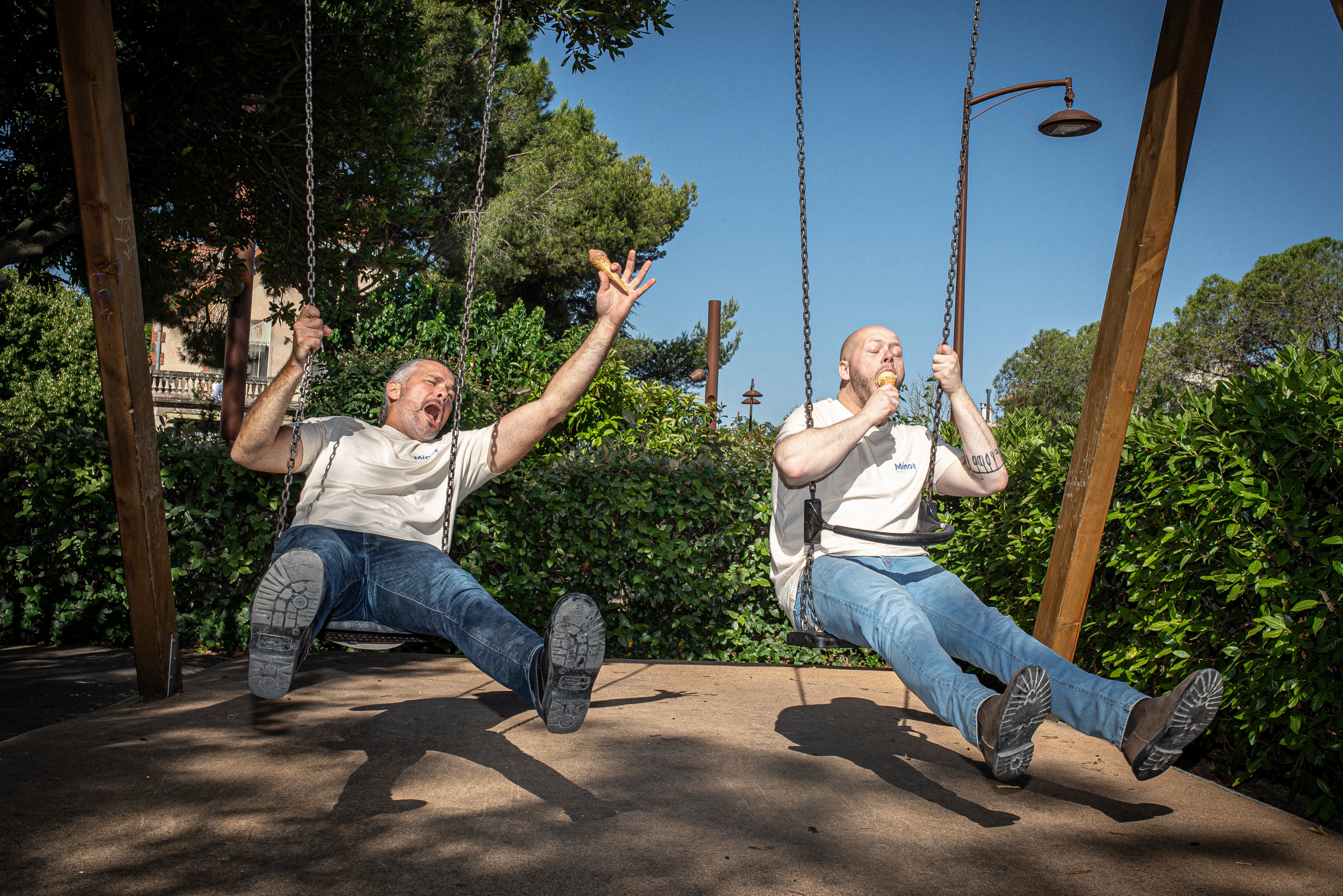 High level sur le produit mais « high déconnade » dans l’état d’esprit ! Le duo @brandon_dehan et @glennviel a toujours suivi cette ligne : ne pas se prendre au sérieux, mais prendre au sérieux la qualité de ce qu’ils réalisent ensemble. 
L’exigence n’empêche pas de jouer.
.
Leur boutique @minotglaces ouvre demain : « On est excités comme des puces ! Cela fait au moins trois ans qu’on en parle, deux ans qu’on y travaille, et là, nous arrivons au moment de l’aboutissement du projet : on a vraiment hâte ! » 
.
Pour le lieu, St Rémy a coché toutes les cases : il fallait dénicher le bon local sans s’éloigner de @baumaniere . Pour le reste, cela faisait des années qu’ils avaient le nom et le concept : « Minot, c’est vraiment nous deux : nos souvenirs de gamins, la gourmandise et le côté ludique. Et bien sûr très bon, mais pour nous, c’est une évidence » explique Brandon.
.
Depuis la naissance du duo en 2016, Glenn et Brandon ont renouvelé la manière de travailler ensemble entre un cuisinier et pâtissier : l’un pousse l’autre, les idées s’échangent, (en général sur un mode délire), et les deux personnalités se retrouvent sur la réalisation. Et nous, on les suit…♥️
.
Au fond des pots, il y aura toujours une surprise bien cachée. Parce que Brandon et Glenn aiment bien surprendre leurs clients. Ils sont joueurs… « On a réfléchi le sens de dégustation pour composer nos différentes combinaisons », explique Brandon. « Ici, tu attaques par le yaourt, puis la fraise, tu arrives sur le citron-huile d’olive et juste en-dessous tu as une sauce framboise pour le kick fraîcheur et acidité. »
.
 « On est allé loin dans l’intensité », nous dit Glenn. « Comme à notre habitude, nous avons fait en sorte que les goûts soient puissants ». L’abricot est composé de 67% de fruits : « Moins de marge et plus de goût », complète Brandon.
💪Pour la suite, ils en ont sous le pied. Ça ne fait que commencer.
.
👉Ouverture samedi 1er août, 2 bd Victor Hugo à St Rémy de Provence, « à midi pétantes ! » (mais ne venez pas tous à la même heure, quand même…)😂
.