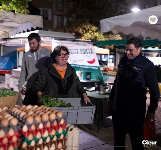 L’Aveyron de @nicolefagegaltier (ici à l’aube au Marché de Rodez avec @aurelien.gransagne ).
.
“Faire briller son territoire quand on est dans l’Aveyron, c’est à la fois difficile et facile. C’est difficile de faire parler de nous car les médias ne viennent pas souvent jusque dans notre maison. Et en même temps, c’est facile parce-qu’on a quelque chose de vrai à partager. Et quand on a une histoire vraie, elle est facile à raconter.”
.
Même quand l’Aveyron déborde, comme le 12 février 2026, Nicole peut compter sur l’entraide forte de son équipe, des voisins et de tout le village qui sont venus l’aider à vider la cave. Si vous demandez à Nicole ce qui la retient ici, elle vous répondra que son objectif a toujours été de vivre à Belcastel, comme l’ont fait ses parents et ses grands-parents : « Il y a quelque chose qui nous retient ici. C’est ma maison et c’est mon village. Si j’ai fait l’école hôtelière, c’était dans l’unique but de pouvoir m’y installer ! Ma vie est ici. Depuis plusieurs siècles, nous sommes là.”

“Dans les années 80, j’ai passé plusieurs concours pour essayer de nous faire connaître. J’ai même été Championne de France de Dessert en 1986 avec une aumônière aux pommes. C’était un dessert qui n’avait peut-être pas une immense technique, mais qui avait une âme sincère. Aujourd’hui, notre fils est avec nous. Il avait ça en tête depuis un moment et nous, on l’a un peu freiné parce qu’on voulait
qu’il aille voir autre chose avant. Mais là, je crois qu’il a la maturité nécessaire pour faire son choix. »
.
👉 À lire dans la revue @lecoeurdeschefs Numéro 19 : Le marché de Rodez
.
❤️ Entrez dans l’itinéraire “La Route du Coeur” ! Devenez ambassadeur/diffuseur de @lecoeurdeschefs en partageant la revue dans votre Maison (Lien en bio : « La Route du Coeur ».) Vous pouvez également vous abonner ou commander un numéro paru (Lien en bio : « La boutique »).
.
#lecoeurdeschefs #aveyron #nicolefagegaltier #belcastel #levieuxpont
