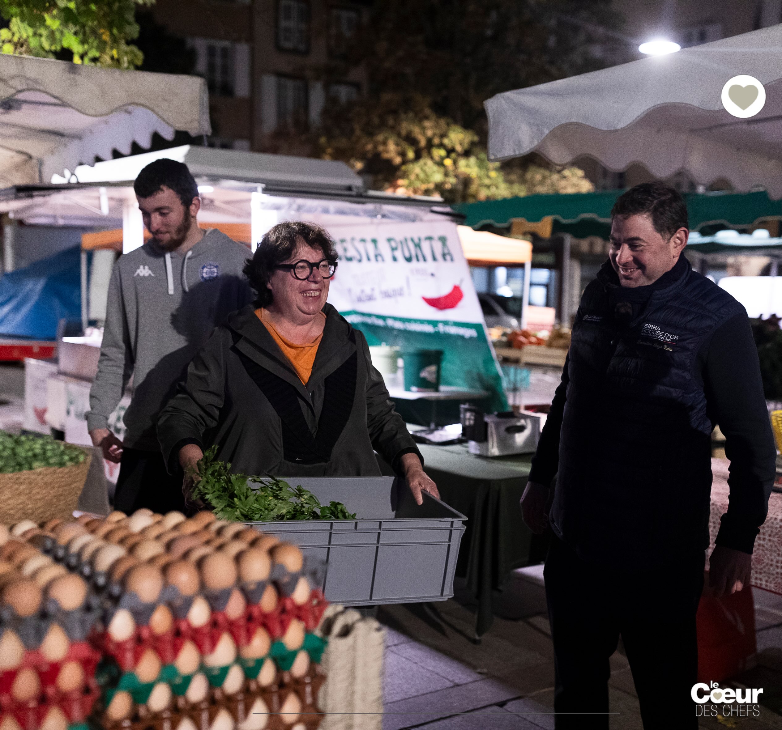 L’Aveyron de @nicolefagegaltier (ici à l’aube au Marché de Rodez avec @aurelien.gransagne ).
.
“Faire briller son territoire quand on est dans l’Aveyron, c’est à la fois difficile et facile. C’est difficile de faire parler de nous car les médias ne viennent pas souvent jusque dans notre maison. Et en même temps, c’est facile parce-qu’on a quelque chose de vrai à partager. Et quand on a une histoire vraie, elle est facile à raconter.”
.
Même quand l’Aveyron déborde, comme le 12 février 2026, Nicole peut compter sur l’entraide forte de son équipe, des voisins et de tout le village qui sont venus l’aider à vider la cave. Si vous demandez à Nicole ce qui la retient ici, elle vous répondra que son objectif a toujours été de vivre à Belcastel, comme l’ont fait ses parents et ses grands-parents : « Il y a quelque chose qui nous retient ici. C’est ma maison et c’est mon village. Si j’ai fait l’école hôtelière, c’était dans l’unique but de pouvoir m’y installer ! Ma vie est ici. Depuis plusieurs siècles, nous sommes là.”

“Dans les années 80, j’ai passé plusieurs concours pour essayer de nous faire connaître. J’ai même été Championne de France de Dessert en 1986 avec une aumônière aux pommes. C’était un dessert qui n’avait peut-être pas une immense technique, mais qui avait une âme sincère. Aujourd’hui, notre fils est avec nous. Il avait ça en tête depuis un moment et nous, on l’a un peu freiné parce qu’on voulait
qu’il aille voir autre chose avant. Mais là, je crois qu’il a la maturité nécessaire pour faire son choix. »
.
👉 À lire dans la revue @lecoeurdeschefs Numéro 19 : Le marché de Rodez
.
❤️ Entrez dans l’itinéraire “La Route du Coeur” ! Devenez ambassadeur/diffuseur de @lecoeurdeschefs en partageant la revue dans votre Maison (Lien en bio : « La Route du Coeur ».) Vous pouvez également vous abonner ou commander un numéro paru (Lien en bio : « La boutique »).
.
#lecoeurdeschefs #aveyron #nicolefagegaltier #belcastel #levieuxpont