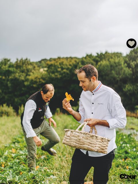 Direction Bidart avec @xabi_ibarboure et @patriceibarboure !
.
 « Gure etxera datorrena bere etxean dago : Celui qui vient chez moi est ici chez lui »
.
Troisième génération d’un nom qui a marqué la gastronomie du Pays Basque, les deux frères nous embarquent avec eux dans l’aventure familiale, dans les valeurs de cette culture qui leur colle à la peau et dans les ascensions des montagnes escarpées, comme des défis qui les connectent étroitement avec leur territoire tout en les éloignant de la pression des services. 
.
Pour l’un la cuisine, pour l’autre la pâtisserie, Xabi et Patrice se sont enrichis de leurs compétences différentes. Patrice a amené une technique et une rigueur de MOF, Xabi l’a emmené dans la cueillette des aromatiques. 
.
Le Livre DES RACINES ET DES CIMES - Xabi et Patrice Ibarboure - Textes Emmanuelle Lapeyre
Photos Gaizka Bidegain - @editionssudouest 
.
👉À retrouver dans Le Coeur des Chefs Numéro 19, “Les pages feuilletées”

👉À lire également dans Le Coeur des Chefs Numéro 19 : la recette racontée de la “Rencontre entre le jardin d’aromates de la maison et les légumes de Jean-Luc Garbay” - page 93 - dans l’article Château Léoube à la table des Frères Ibarboure
.
❤️ Entrez dans l’itinéraire “La Route du Coeur” ! Devenez ambassadeur/diffuseur de @lecoeurdeschefs en partageant la revue dans votre Maison (Lien en bio : « La Route du Coeur ».) Vous pouvez également vous abonner ou commander un numéro paru (Lien en bio : « La boutique »).
.
#lecoeurdeschefs #Ibarboure #gastronomie #livre #cuisine