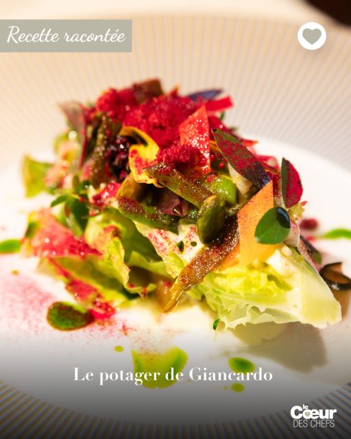 Recette racontée : Le potager de Giancarlo, par @negrinipisani_chef à @aimoenadia 
.
Ce plat rend hommage à un petit terrain acheté il y a cinquante ans par Aimo, situé à Gaggiano, tout près de Milan. Giancarlo en était le jardinier et le potager porte toujours son nom. Fabio et Alessandro l’ont gardé et perpétuent un plat qui valorise les produits issus de ce potager en se déclinant selon la saison : ici une tête de salade Salanova, des haricots verts, des pois gourmands, du fenouil, mais en automne il y aura des châtaignes crues. 
.
Fabio et Alessandro nous expliquent cette construction réalisée en hauteur : « On commence par préparer des aubergines tranchées à la mandoline, dégorgées, enfournées pendant dix minutes avec du thym puis pressées dans une marinade dense, réalisée avec de l’huile d’olive, du miel et du vinaigre. Ensuite, on s’attaque aux différentes sauces : une mayonnaise “aïoli“, un “leche de tigre“ (framboises, gingembre et oignons que l’on turbine ensuite en granité), une mayonnaise aux noix et au vinaigre de pomme, une vinaigrette de pistaches grillées à la menthe, une fondue de provola à la scamorza fumée et une huile de basilic.”
.
“Au dernier moment, on passe les petits légumes à la poêle dans un peu de beurre et de poivre. On réserve et dans le beurre restant, on passe rapidement la tête de salade coupée en deux. Dans l’assiette, on démarre par les aubergines, on verse la fondue de scamorza dessus puis on dépose la Salanova assaisonnée avec l’aïoli. Et là, on ajoute les différents ingrédients donnés par le potager : légumes passés dans la vinaigrette, mûres coupées en deux et fenouils mandoline, concombres marinés, avec les différentes sauces. Et on finit avec le granité de “leche de tigre”. »
.
👉 À lire dans la revue @lecoeurdeschefs Numéro 19 : “Deux frères qui se sont choisis - Aimo & Nadia” 
.
❤️ Entrez dans l’itinéraire “La Route du Coeur” ! Devenez ambassadeur/diffuseur de @lecoeurdeschefs en partageant la revue dans votre Maison (Lien en bio : « La Route du Coeur ») Vous pouvez également vous abonner ou commander un numéro paru (Lien en bio : « La boutique »)
#lecoeurdeschefs #fabiopisani #alessandronegrini #aimoenadia #gastronomie