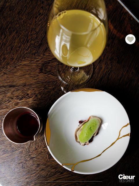 À @maison.villeroy , @xavierthuizat et @sebastiensanjou ont relevé un défi passionnant : construire un repas gastronomique autour d’accords mets & thés, spécialement pour un reportage du Coeur des Chefs. Une démonstration de la richesse aromatique du thé lorsqu’il dialogue avec la cuisine.
.
Poursuivons cette exploration avec un nouvel accord mets & thé, pensé comme une véritable conversation entre l’assiette et la tasse.
.
N°2 GYOKURO “PERLE DE ROSÉE” (@dammannfreres_officiel )
.
LE PLAT : « HUÎTRE GILLARDEAU N°0 : JUS RADIS / BETTERAVE / SALICORNE » ORIGINE : Thé vert du Japon (région de Shizuoka), cépage Yabukita récolté au printemps après avoir passé trois semaines sous ombrière, ce qui aura permis à la plante, privée de lumière, de développer une forte teneur de chlorophylle, de caféine et d’acides aminés. Ses aiguilles d’un vert profond offrent une tasse au goût intense, à la texture onctueuse et aux notes végétales,laiteuses et marines douces.
.
L’ANALYSE DE @xavierthuizat : « Ici, on remplace un Riesling par un thé vert végétal et précis qui fait écho à l’iode de l’huître. Le Gyokuro, c’est un peu le jardin de Kyoto. Ce thé fait penser à un Corton- Charlemagne : tactile, minéral et tannique. Imagine que j’ai en face de moi un fou de vin : il va me suivre sur cet accord parce que je l’aurai convaincu en lui disant combien ce thé est précieux : s’il ne le goûte pas, il va rater quelque chose. Il est important d’être en verre à vin pour garder les codes d’un vin blanc sec jusqu’au bout. »
Attaque : Iodée. Notes de cœur : Végétales, laiteuses.
Rémanence : Marine douce.”
.
POINT DE CONTACT : eau à 60/70°, puis on baisse à 30° pour la dégustation. Temps d’infusion : 1 à 2 mn.
.
👉  Dossier à lire dans la revue @lecoeurdeschefs Numéro 19 : “ Les accords mets & thés”
.
❤️ Entrez dans l’itinéraire “La Route du Coeur” ! Devenez ambassadeur/diffuseur de @lecoeurdeschefs en partageant la revue dans votre Maison (Lien en bio : « La Route du Coeur ».) Vous pouvez également vous abonner ou commander un numéro paru (Lien en bio : « La boutique »).
.
#lecoeurdeschefs #accordsmetsetthes #sebastiensanjou #xavierthuizat #dammannfreres