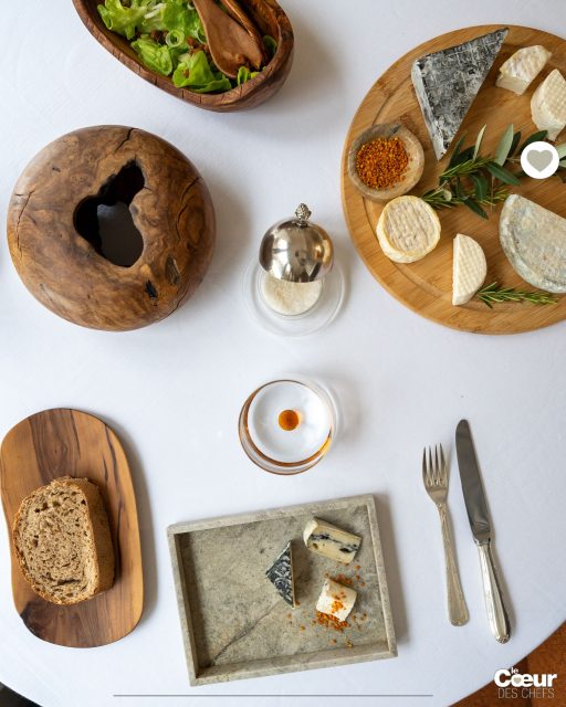 Les diffuseurs de « La Route du Coeur » nous confient leurs producteurs : Les fromages de chèvre de Julien au @le.relaisdesmoines aux Arcs- sur-Argens.
.
Le Relais des Moines, c’est une auberge de campagne avec une cuisine gastronomique, où les produits de ferme du Var sont mis en lumière. @sebastiensanjou nous présente son producteur de fromages de chèvre, avec lequel il travaille depuis plus de quinze ans : « Julien Bertin est éleveur de chèvres à Taradeau, au milieu de la garrigue : son exploitation est à un quart d’heure du restaurant. Il est installé depuis 2018 et a repris l’exploitation de ses parents qui étaient là depuis 1976. Julien aime travailler avec des restaurants qui ont comme nous une philosophie locale. C’est un homme et un artisan extraordinaire en qui notre confiance est totale : c’est d’ailleurs lui qui décide des fromages proposés à nos convives, en fonction de la saison. C’est une relation précieuse.» 
.
La Ferme de Belveset, ce sont quatre-vingt-dix chèvres, quatre vaches, des porcs, et une fromagerie !
.
 📸Léa Gil pour @le.relaisdesmoines 
.
👉 À lire dans la revue @lecoeurdeschefs Numéro 19 : Rubrique “Vos artisans et vos producteurs”
.
..
❤️ Entrez dans l’itinéraire “La Route du Coeur” ! Devenez ambassadeur/diffuseur de @lecoeurdeschefs en partageant la revue dans votre Maison (Lien en bio : « La Route du Coeur ».) Vous pouvez également vous abonner ou commander un numéro paru (Lien en bio : « La boutique »).
.
#lecoeurdeschefs #larouteducoeur #lerelaisdesmoines #sebastiensanjou #fromagedechevre