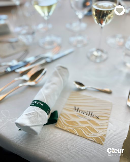 La cuisine des deux générations : le menu anniversaire des “années en 5” à St-Bonnet-le-Froid @lesmaisonsmarcon_officiel
.
Si le déjeuner s’est ouvert par « L’Omble Archiane confit au parfum de cistre » de @jacques.marcon, le menu faisait également honneur aux plats de compétition avec le veau de @regis.marcon (@bocusedor 1995) et ses écailles de champignons, et le poisson de @paulmarcon (Bocuse d’Or 2025). Pour terminer, la croustille de poire au caramel de morilles : avec les Marcon, les sous-bois ne sont jamais loin.
.
MENU « BALADE DANS NOS SOUVENIRS » :
Lentille verte du Puy
Les petits savoureux apéritifs (Championnat de France 2017 « Olympiades des métiers »)
L’omble « Archiane » confit au parfum de cistre : Recette inspirée du jardin de Jacques (à Gambonnet)
Le maigre et homard breton aux deux céleris (Thème Bocuse d’Or 2025)
Thé champignons parfumé à la feuille de tanaisie 
Carré de veau du Velay « Margaridou » (Le carré, le rognon et le ris de veau, Thème Bocuse d’Or 1995)
Croustille de poire Williams au caramel de morilles (Championnat de France du dessert 1996)
Mignardises entre Velay et Vivarais : Praliné de cèpes, verveine et fruits rouges du Velay.
.
👉 À lire dans la revue @lecoeurdeschefs Numéro 19 : “Tous à St-Bonnet-Le-Froid !”
.
❤️ Entrez dans l’itinéraire “La Route du Coeur” ! Devenez ambassadeur/diffuseur de @lecoeurdeschefs en partageant la revue dans votre Maison (Lien en bio : « La Route du Coeur ».) Vous pouvez également vous abonner ou commander un numéro paru (Lien en bio : « La boutique »).
.
#lecoeurdeschefs #marcon #bocusedor #gastronomie #saintbonnetlefroid
