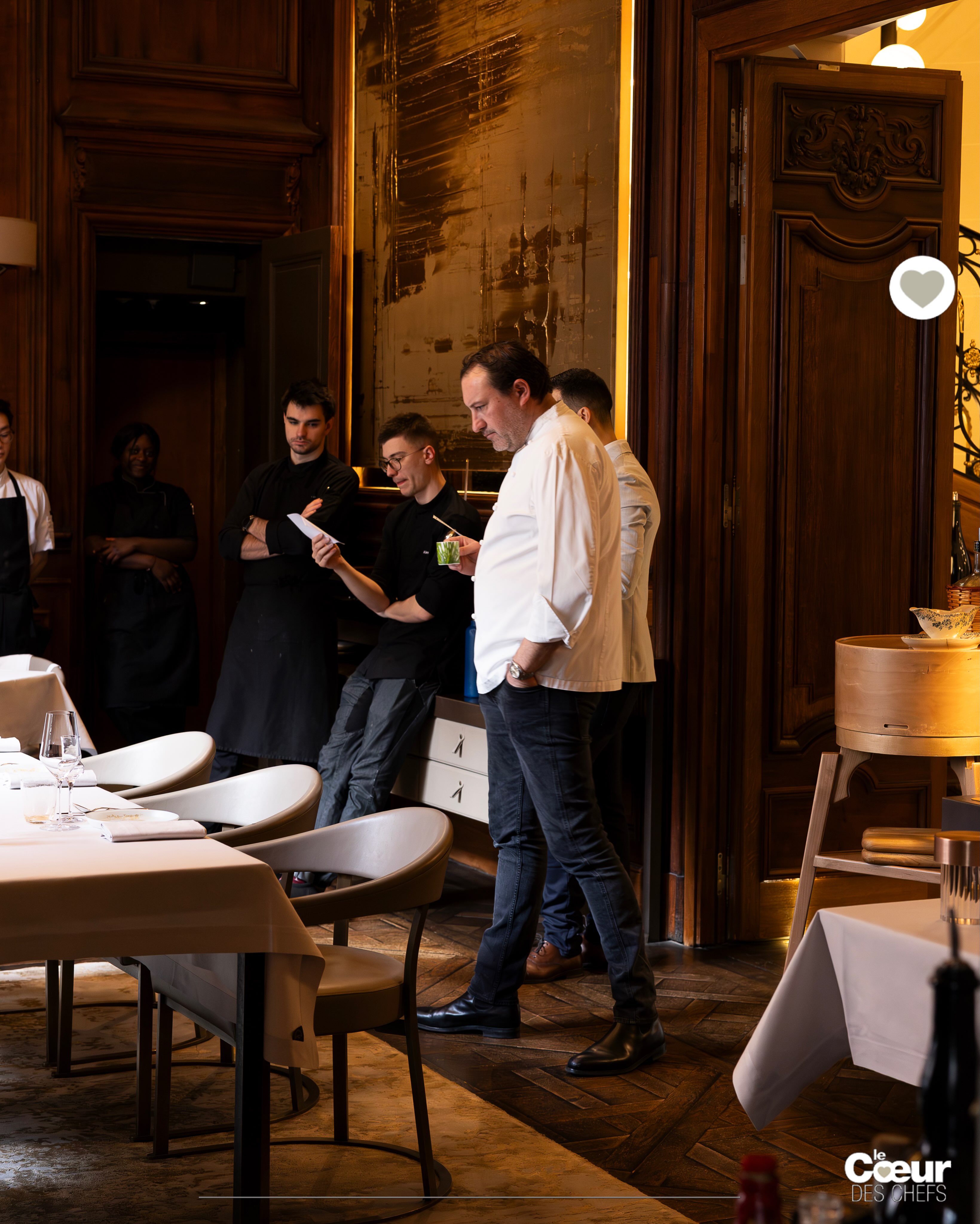 La stratégie des prix des maisons de haute gastronomie, par @sebastiensanjou 
.
C’est souvent un sujet délicat : tu prends en compte tes coûts, tes charges, ton ratio et le lieu où tu te trouves, mais le prix est également une manière de se positionner pour indiquer à ta clientèle (et aux guides) dans quelle catégorie d‘établissement tu souhaites
te situer. Sauf que… « Il faut arrêter de s’envoler », explique Sébastien Sanjou. 
.
« Les clients, même s’ils sont particulièrement aisés, connaissent parfaitement les prix des choses et ils en ont marre de payer très cher des repas qui ne valent pas ce prix- là. Là, il y a un vrai sujet ! »
.
“À @maison.villeroy , ce n’est pas parce qu’on est très bien situés que l’on va se positionner volontairement sur une addition haut de gamme. On veut se mettre au juste prix pour la cuisine que l’on délivre et pour le vin que l’on propose : nous avons donc à nos côtés une énorme clientèle locale.” 
.
S’adapter et proposer : “La possibilité de prendre “entrée-plat” pour 65 euros permet aux gens de venir ici pour un service rapide et abordable. Cela dit, quand ils sont avec nous, ils ont souvent envie de se faire plaisir : ils sont comme chez eux dans la salle à manger, tranquilles. Une fois sur place, ils peuvent décider de prolonger le moment. »
.
👉 Dossier à lire dans la revue @lecoeurdeschefs Numéro 19 : “ Sébastien Sanjou, aubergiste de haute volée”.
.
❤️ Entrez dans l’itinéraire “La Route du Coeur” ! Devenez ambassadeur/diffuseur de @lecoeurdeschefs en partageant la revue dans votre Maison (Lien en bio : « La Route du Coeur ».) Vous pouvez également vous abonner ou commander un numéro paru (Lien en bio : « La boutique »).
.
#lecoeurdeschefs #maisonvilleroy #sebastiensanjou #aubergiste #gastronomie