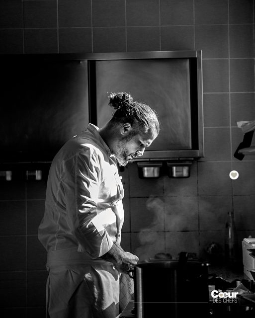@glennviel en plein test au garde-manger, @baumaniere , novembre 2019.
C’est ce moment volé qui a servi à créer la couverture du livre « Dans la tête de @glennviel » lors de sa première édition, fin 2022.
.
Trouver la couverture d’un livre, c’est facile : elle s’impose. Tu cherches, tu testes, mais c’est elle qui te choisit.
.
Un éditeur classique est bien obligé de composer avec la lisibilité et la concurrence : comment faire pour que le livre se détache du lot chez le libraire ?
.
Nous, on refuse cette contrainte : on veut juste que le livre, et sa couverture, ressemblent à ceux que nous mettons en avant.
.
On fait des ouvrages beaux, qui leur soient fidèles. Pour qu’ils en soient fiers. Pour que leurs enfants soient heureux de les trouver sur leur étagère quand ils seront assez grands pour les lire et découvrir tout ce qu’ils nous ont confié. ♥️
.
Le livre « Dans la tête de Glenn Viel » est en vente à la boutique de @baumaniere .
.
#lecoeurdeschefs #baumaniere #edition #glennviel #danslatetedeglennviel