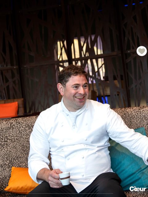 “Une amitié pour la vie” au @relaischateauxsergevieira
.
“Aurélien fait partie de ces amis qui sont là sans conditions. Une amitié de longue date, sincère et rare, qui traverse le temps.” Voici comment Serge Vieira parlait de @aurelien.gransagne , qui nous raconte leurs premières années ensemble.
.
« C’est à l’Espérance qu’on s’est rencontré en 1999 avec Serge en cuisine et Marie-Aude en salle. On a passé plus de trois ans ensemble chez Marc Meneau. Avec Serge, nous avons fait les entrées froides et le poisson en duo. Il avait deux ans de plus que moi. Lui était demi-chef de partie quand j’étais commis. Ensuite, je suis passé demi-chef et lui chef de partie, et à la fin, on était tous les deux chefs de partie.”
.
“Avec Marie-Aude et Serge, on partageait beaucoup de choses et on partait en vacances ensemble. Quand Serge a décidé de partir chez Régis Marcon, je suis parti à Crissier, une grande maison où j’ai tissé des liens forts avec Franck Giovannini. Mais on se voyait souvent : nous étions amis pour la vie. »
.
👉 À lire dans la revue @lecoeurdeschefs Numéro 19 : Dossier “Maison Vieira à Chaudes-Aigues”
.
❤ Entrez dans l’itinéraire “La Route du Coeur” ! Devenez
ambassadeur/diffuseur de @lecoeurdeschefs en partageant la revue dans votre Maison (Lien en bio : « La Route du Coeur ».) Vous pouvez également vous abonner ou commander un numéro paru (Lien en bio : « La boutique »).
.
#lecoeurdeschefs #cantal #aureliengransagne #marieaudevieira #maisonvieira