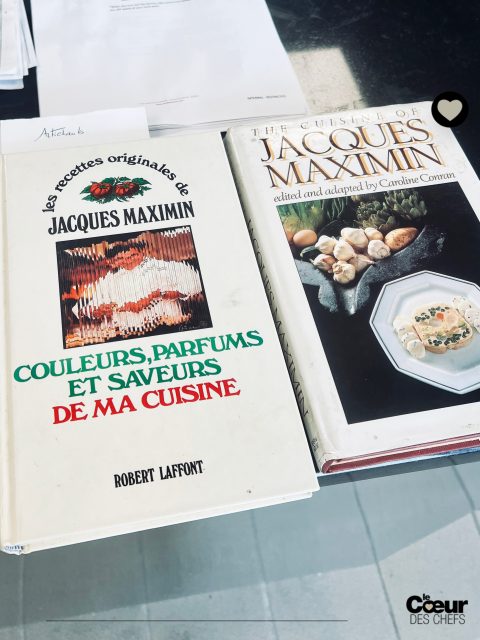 Une masterclasse avec @jacquesmaximin : “Adopter un pays, puis sa cuisine”
.
@jacquesmaximin définit parfaitement sa vision de la cuisine niçoise telle qu’elle lui apparait en arrivant dans le Sud, lui qui débarquait du Pas-de-Calais : « Je redoutais, en arrivant à Nice, cette cuisine pointue, aux parfums déroutants, faites d’accents d’ail et nécessitant les conversations lointaines, carrément anti-séduction. J’ai d’abord aimé le pays avant sa cuisine.”
.
“Puis, en cherchant ma voie en vue d’une identité culinaire, j’ai approché de plus près cet immense réservoir de produits qu’est l’arrière-pays. J’ai aussitôt pensé que c’était sur cela qu’il fallait miser. Pouvoir ressusciter, découvrir, modeler ou simplement repenser cette cuisine en partant du terroir. » (…)
.
On notera que, comme le grand Gui Gedda, Jacques Maximin n’emploie jamais le terme revisiter. Il sera plutôt du genre à vous dire : « Avant de revisiter, il faudrait d’abord visiter… »
.
Pour situer les toutes premières recettes végétales de @jacquesmaximin , on se plonge dans son livre de 1978 : « Couleurs, parfums et saveurs de ma cuisine, les recettes originales de Jacques Maximin » édition de Robert Laffont, livre qui a été ensuite traduit en anglais en 1986.
.
👉 À lire dans la revue @lecoeurdeschefs Numéro 19 : “Une masterclasse avec Jacques Maximin à @ecole_ducasse “
.
❤️ Entrez dans l’itinéraire “La Route du Coeur” ! Devenez ambassadeur/diffuseur de @lecoeurdeschefs en partageant la revue dans votre Maison (Lien en bio : « La Route du Coeur ».) Vous pouvez également vous abonner ou commander un numéro paru (Lien en bio : « La boutique »).
.
#lecoeurdeschefs #jacquesmaximin #patrimoineculinaire #transmission #cuisine